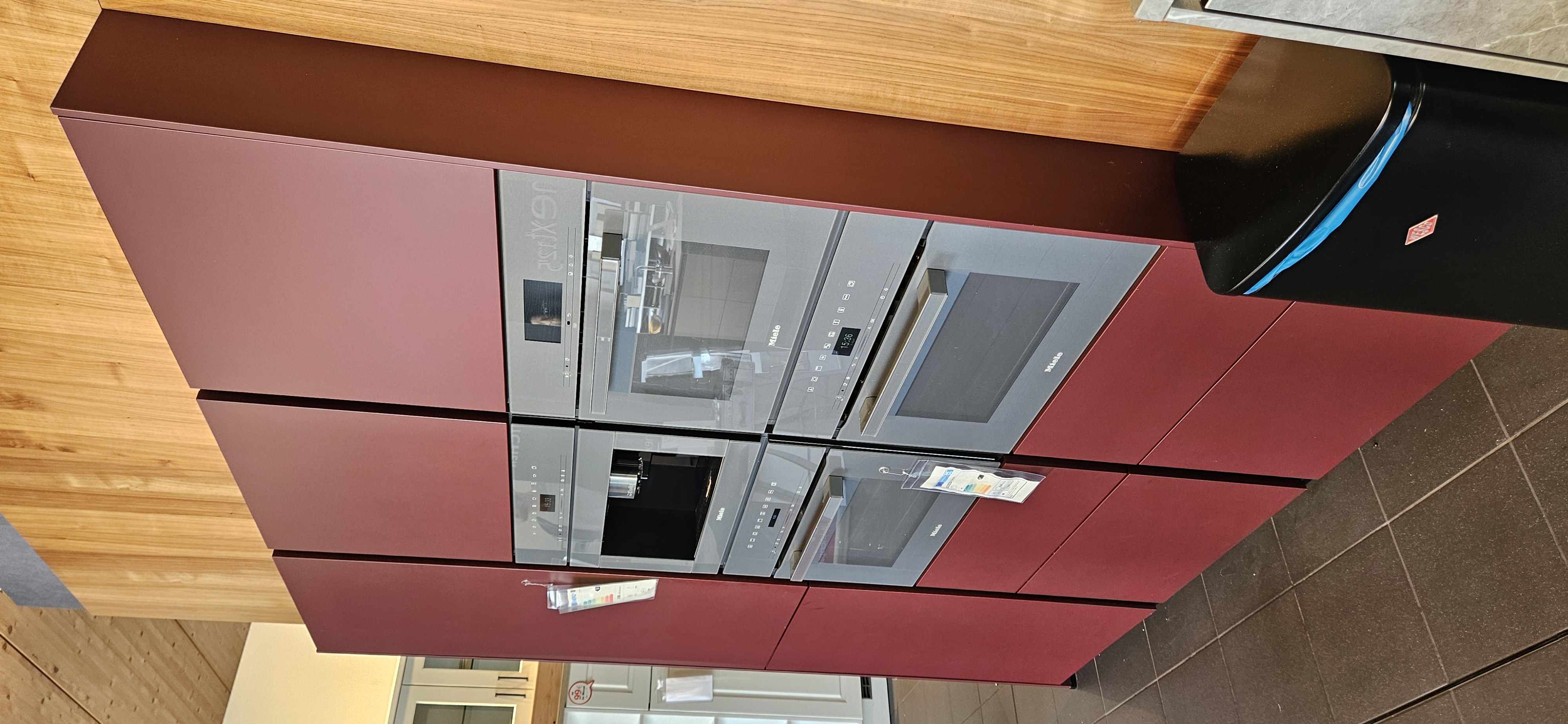 Topmoderne Next Küche mit Bora Induktionskochfeld mit Muldenlüfter, Miele Elektrogeräten mit Eiswürfelbereiter-Kühl-gefrierkombination und Heißwasserhahn QUOOKER