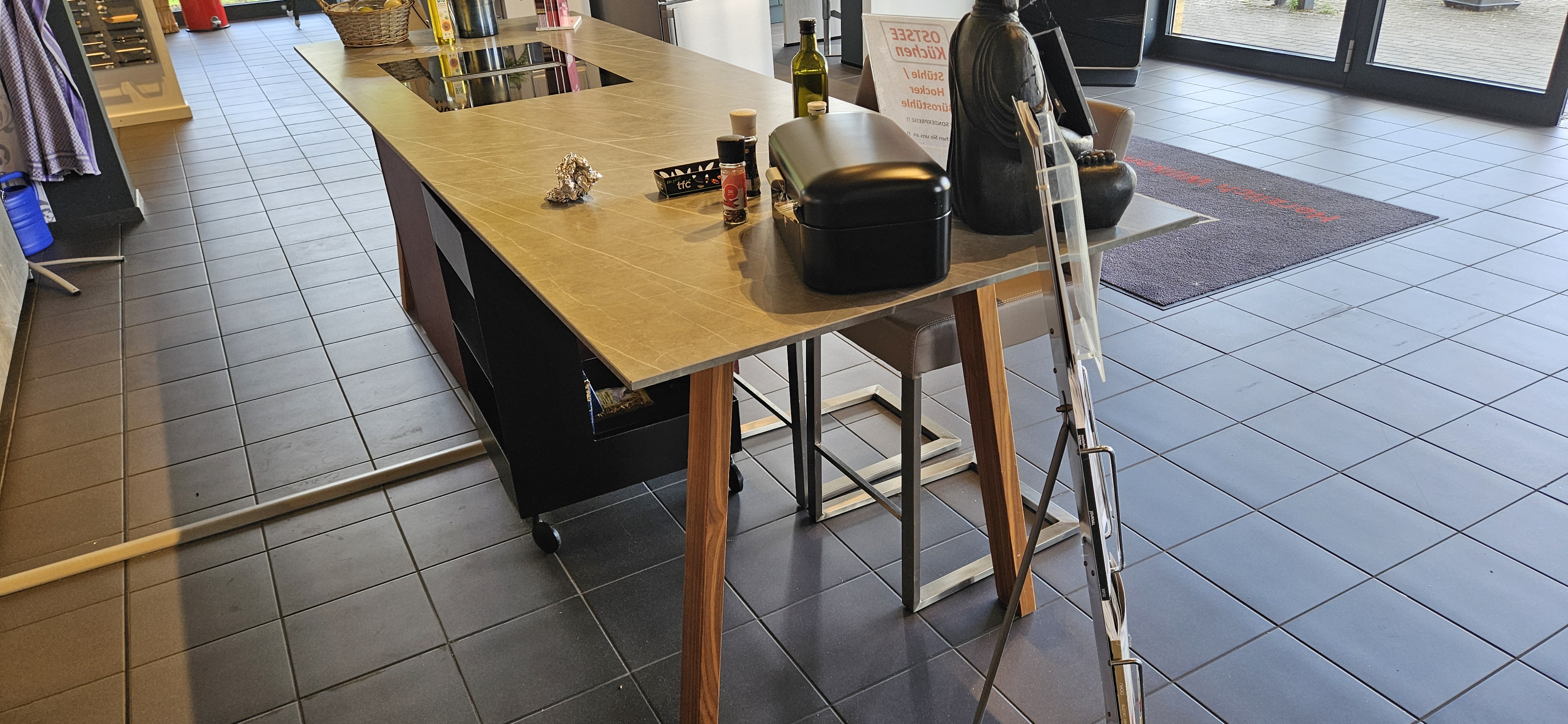 Topmoderne Next Küche mit Bora Induktionskochfeld mit Muldenlüfter, Miele Elektrogeräten mit Eiswürfelbereiter-Kühl-gefrierkombination und Heißwasserhahn QUOOKER
