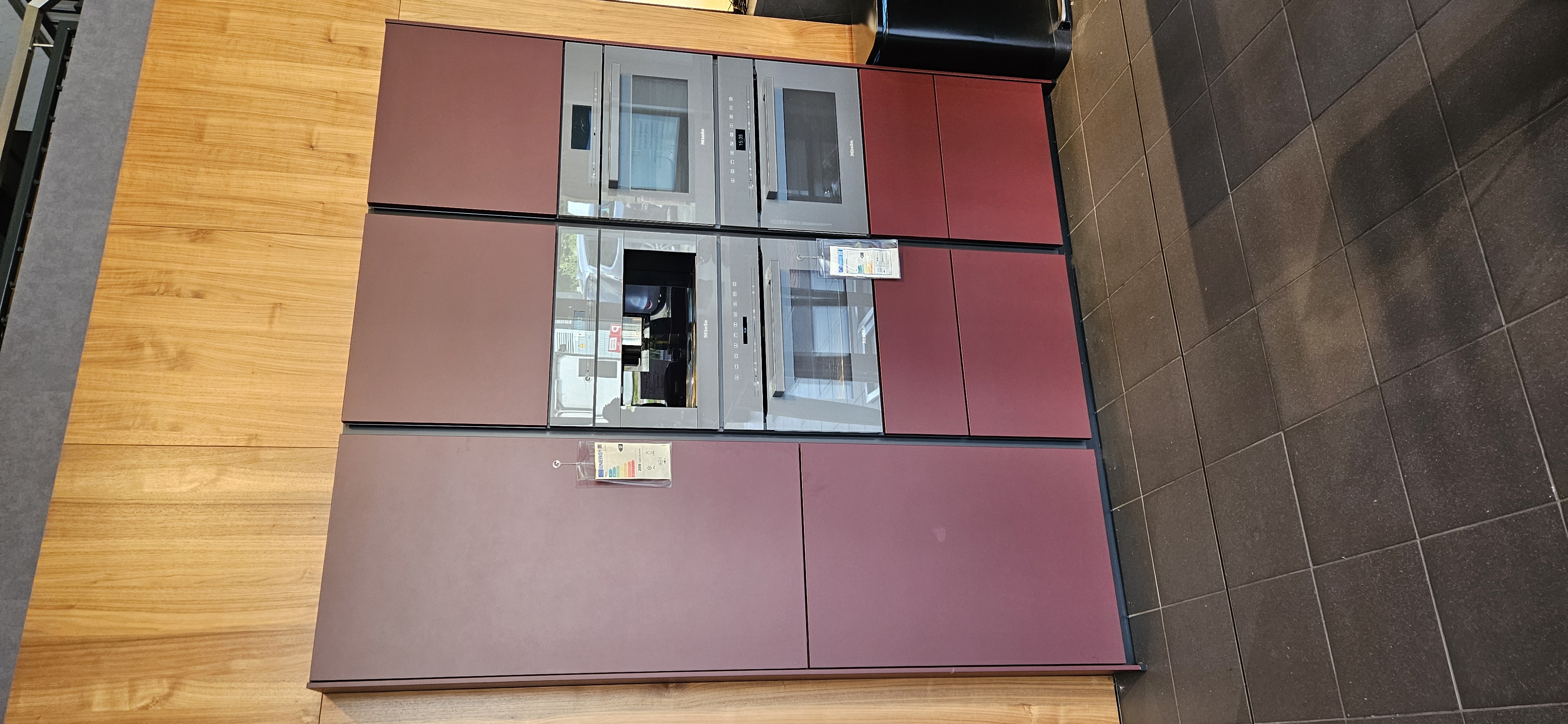 Topmoderne Next Küche mit Bora Induktionskochfeld mit Muldenlüfter, Miele Elektrogeräten mit Eiswürfelbereiter-Kühl-gefrierkombination und Heißwasserhahn QUOOKER