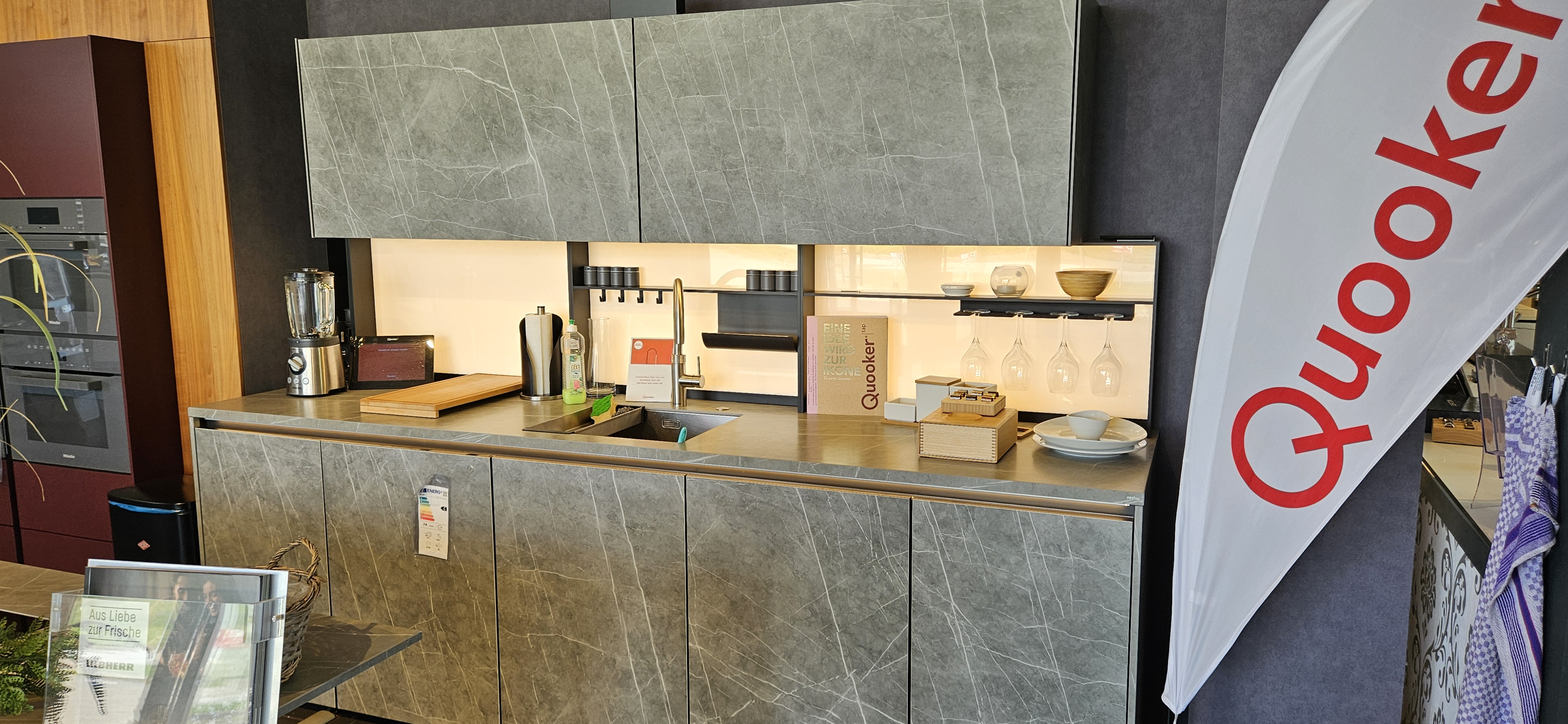 Topmoderne Next Küche mit Bora Induktionskochfeld mit Muldenlüfter, Miele Elektrogeräten mit Eiswürfelbereiter-Kühl-gefrierkombination und Heißwasserhahn QUOOKER