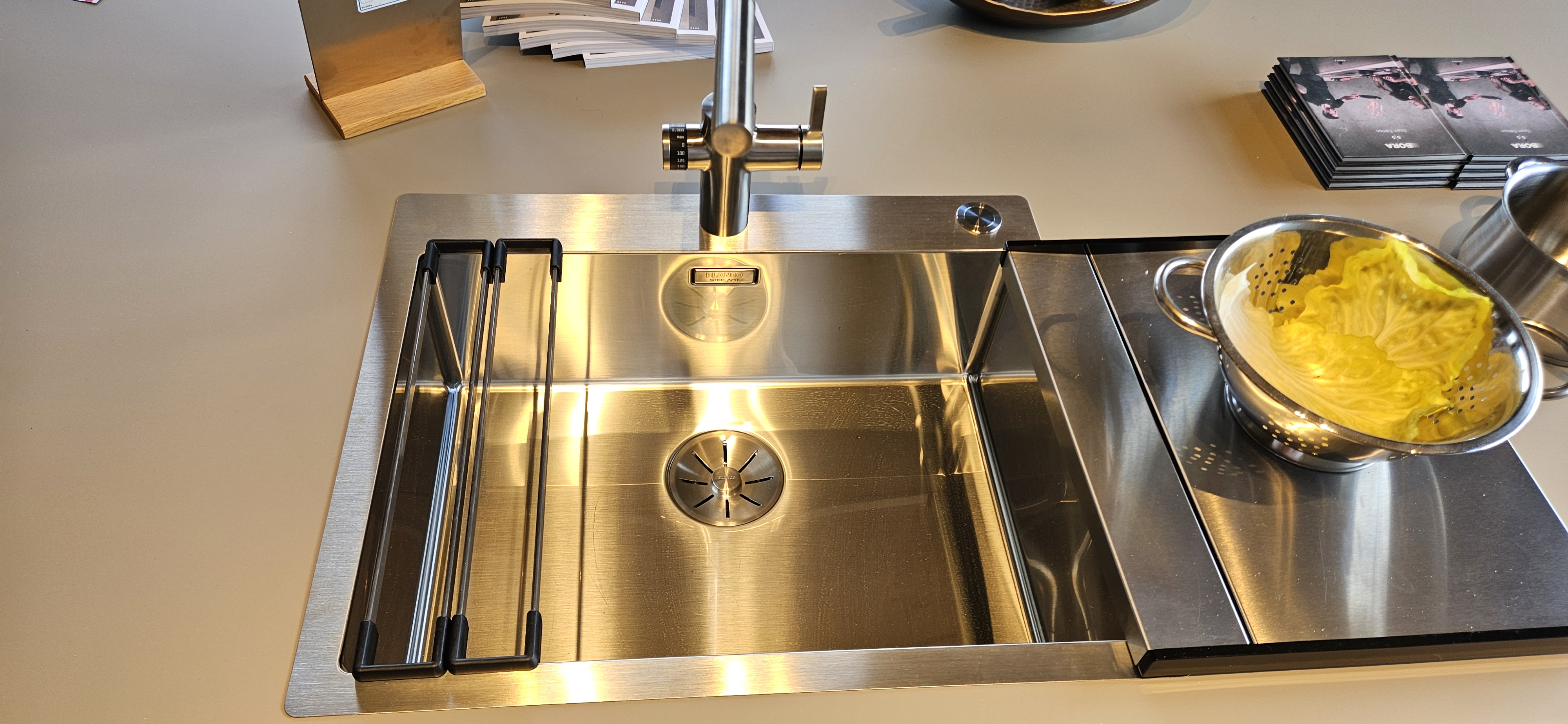 Hochwertige Next125 Küche mit Bora Professional und Miele Elektrogeräten