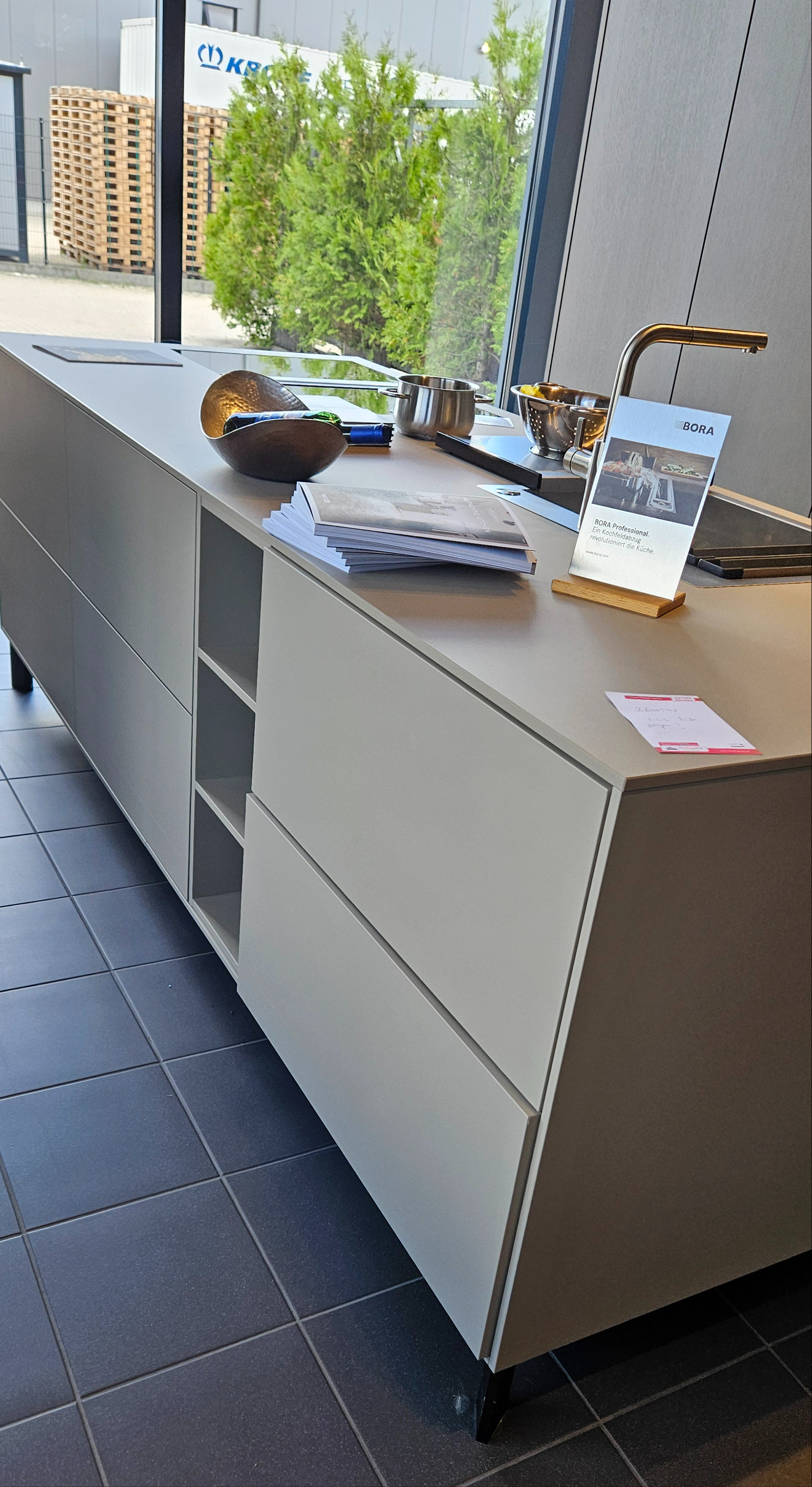 Hochwertige Next125 Küche mit Bora Professional und Miele Elektrogeräten