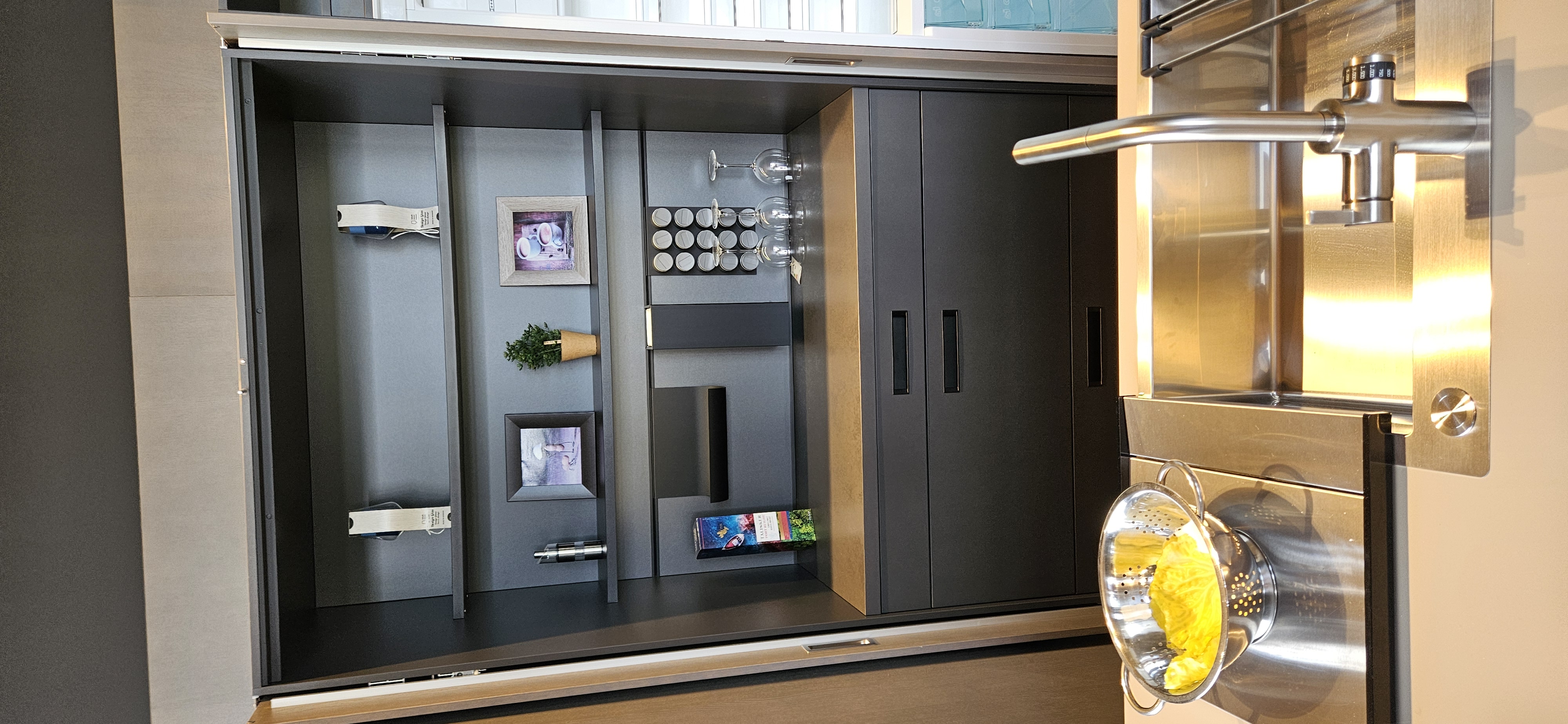Hochwertige Next125 Küche mit Bora Professional und Miele Elektrogeräten