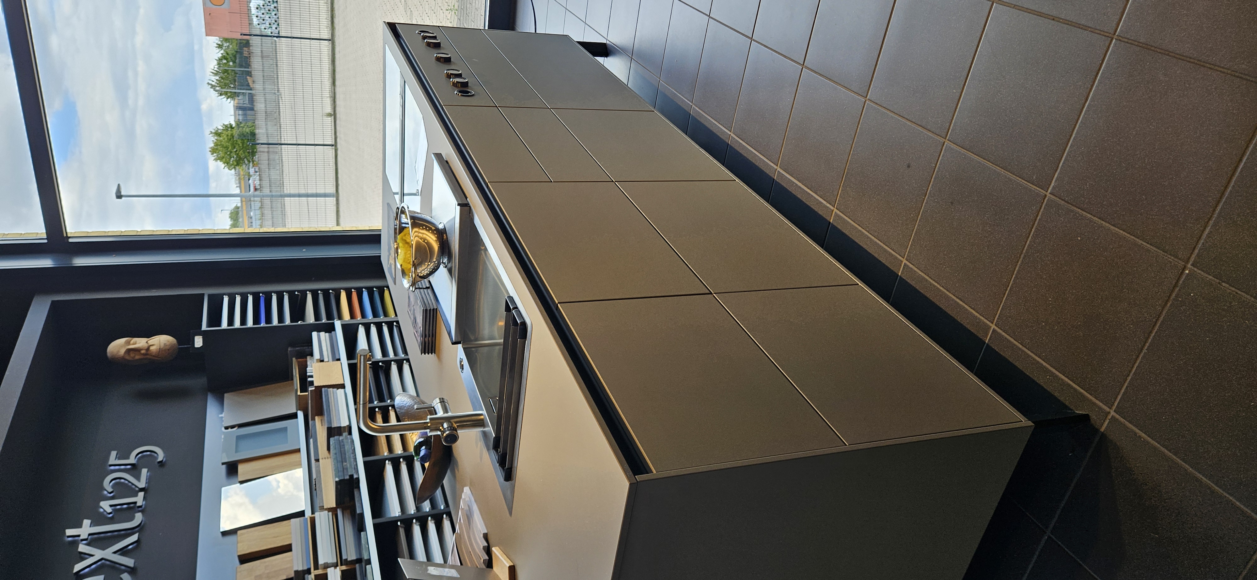 Hochwertige Next125 Küche mit Bora Professional und Miele Elektrogeräten