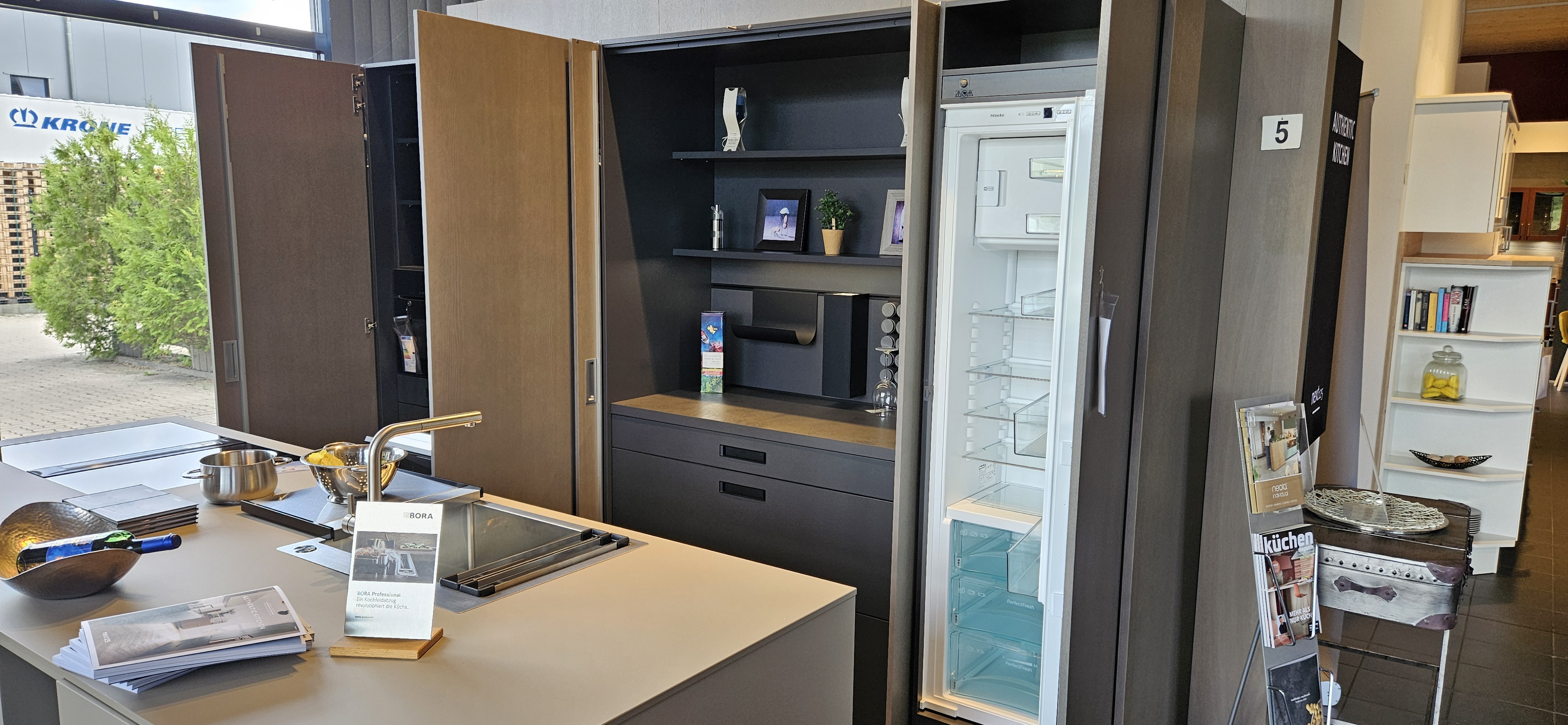 Hochwertige Next125 Küche mit Bora Professional und Miele Elektrogeräten