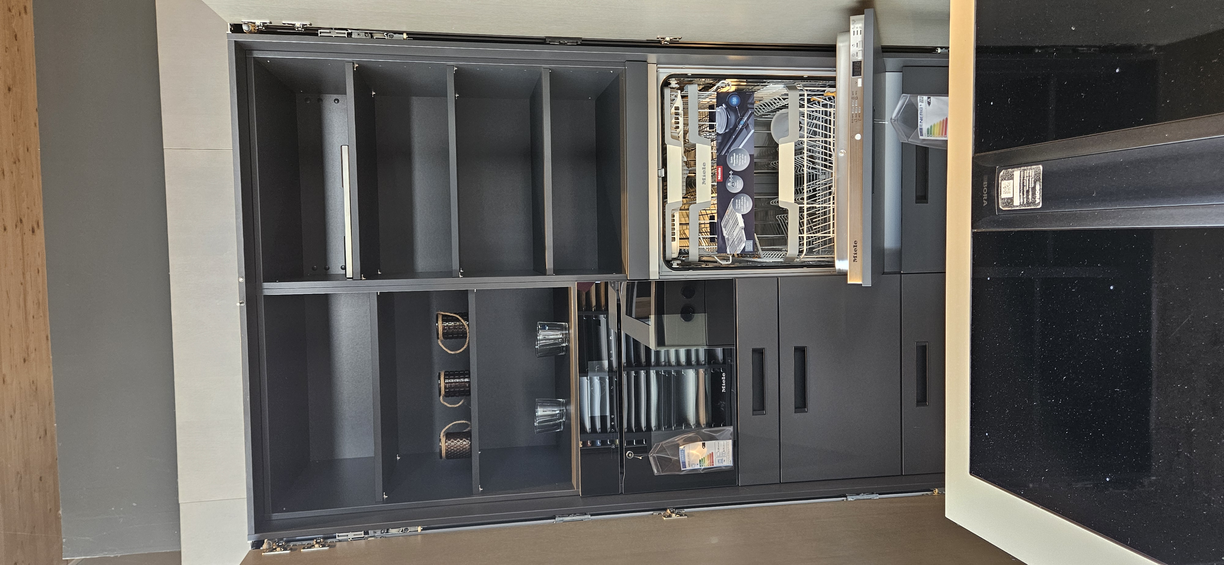 Hochwertige Next125 Küche mit Bora Professional und Miele Elektrogeräten