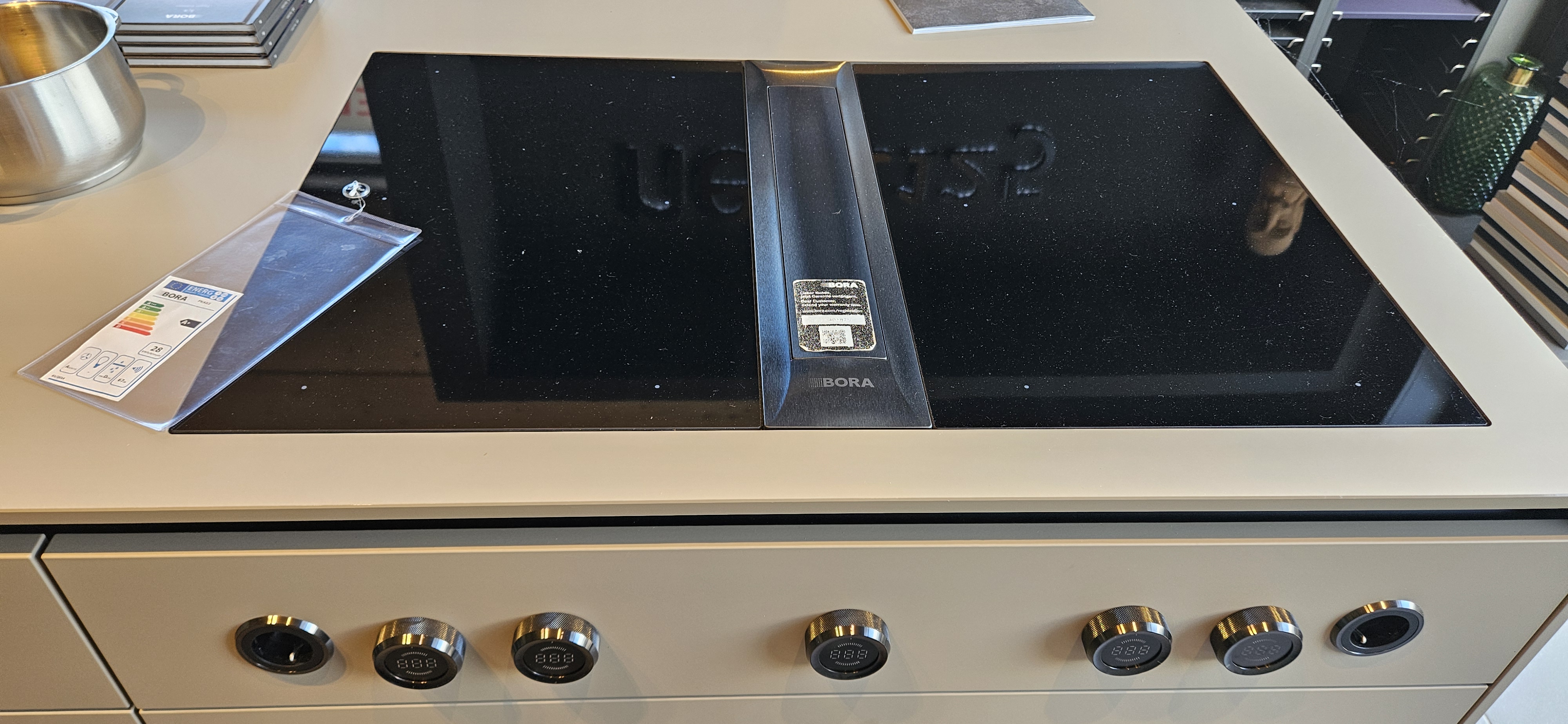 Hochwertige Next125 Küche mit Bora Professional und Miele Elektrogeräten