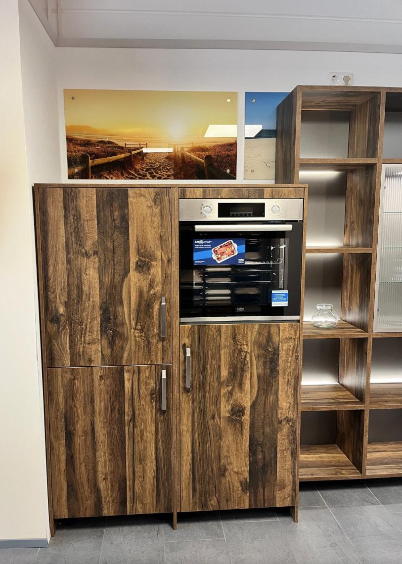 modern L-Küche im Holzdekor