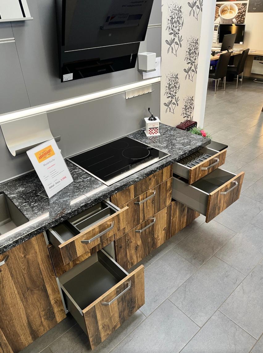 modern L-Küche im Holzdekor