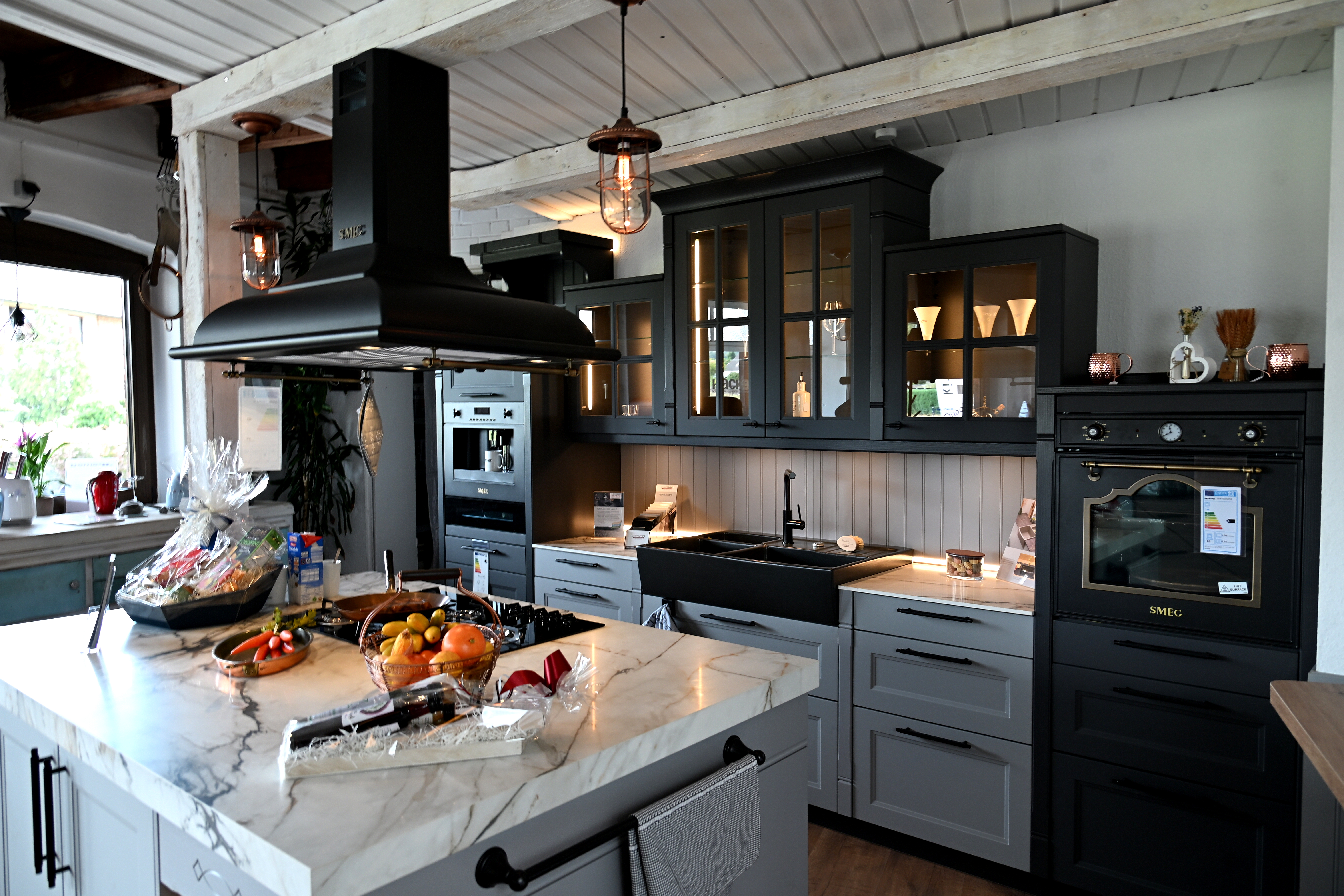 Moderne Landhausküche mit Pizzabackofen