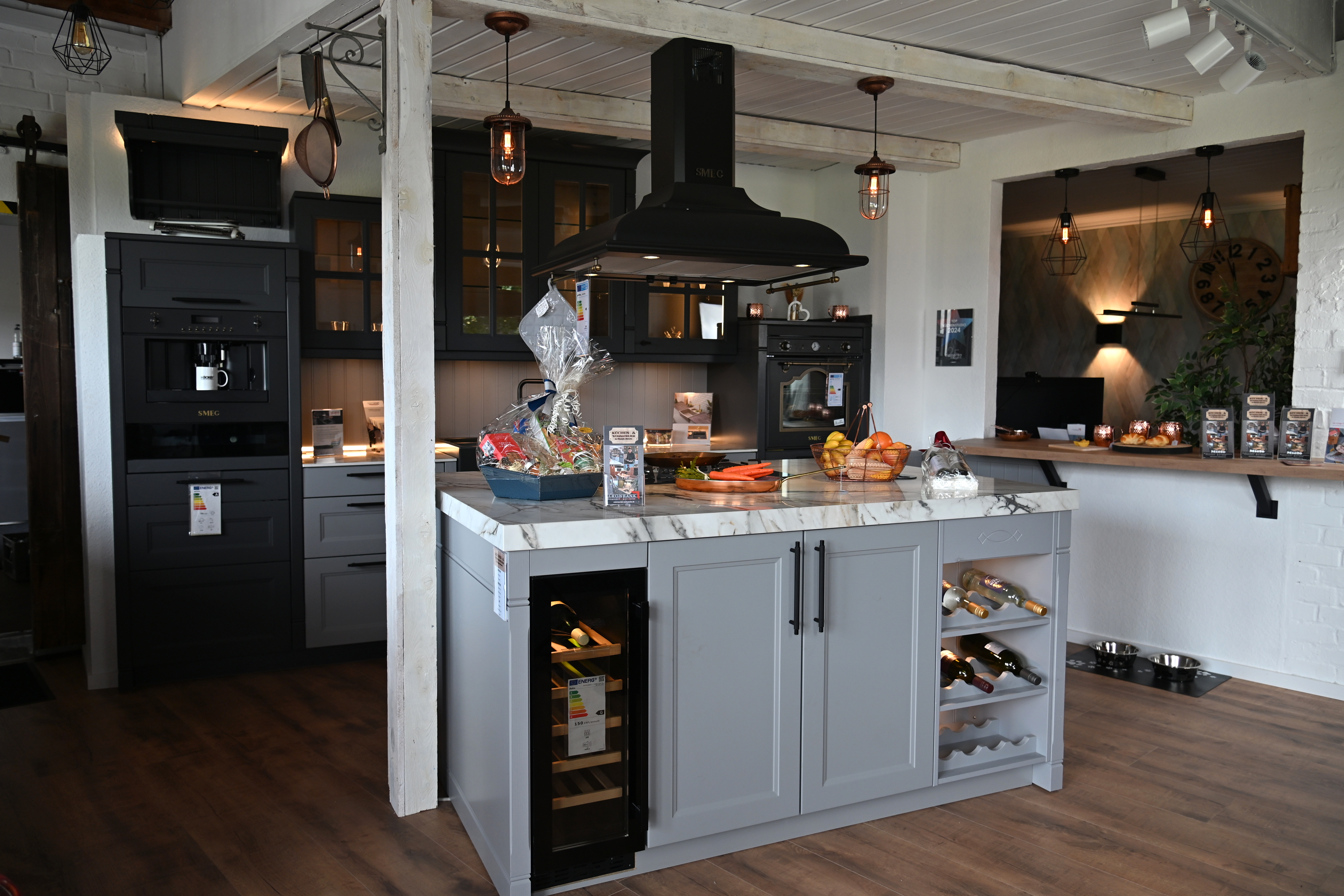 Moderne Landhausküche mit Pizzabackofen
