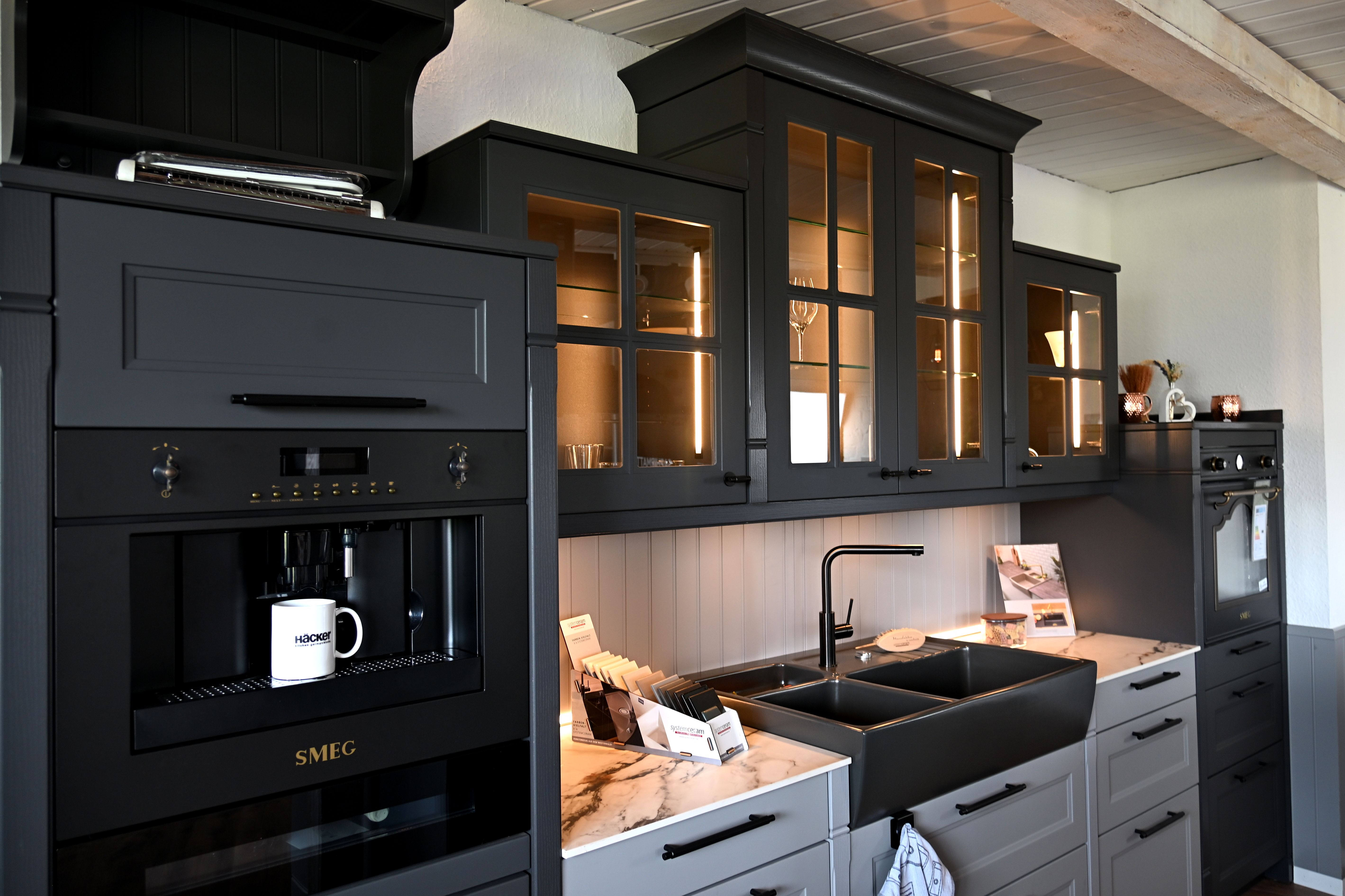 Moderne Landhausküche mit Pizzabackofen