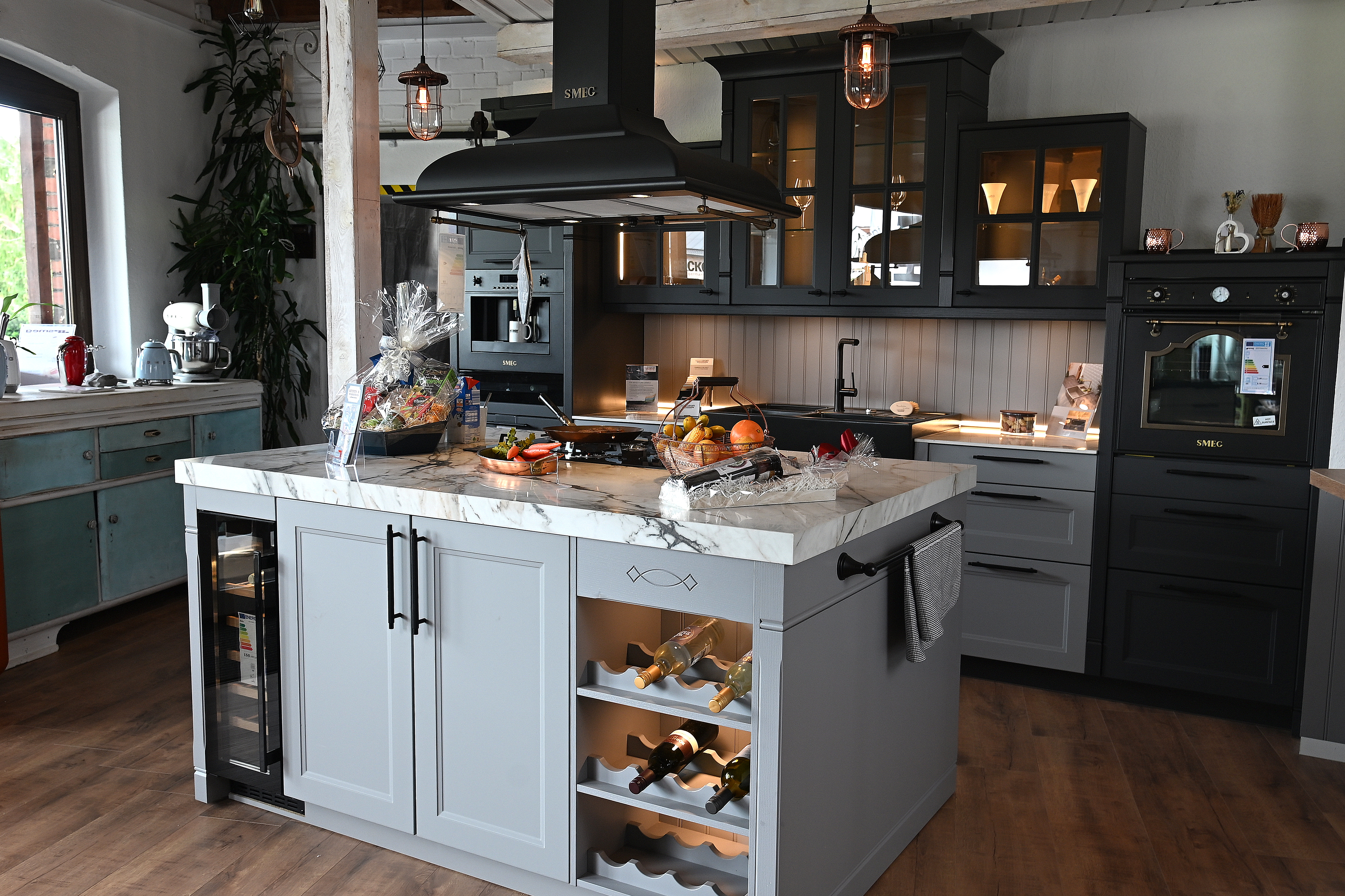 Moderne Landhausküche mit Pizzabackofen