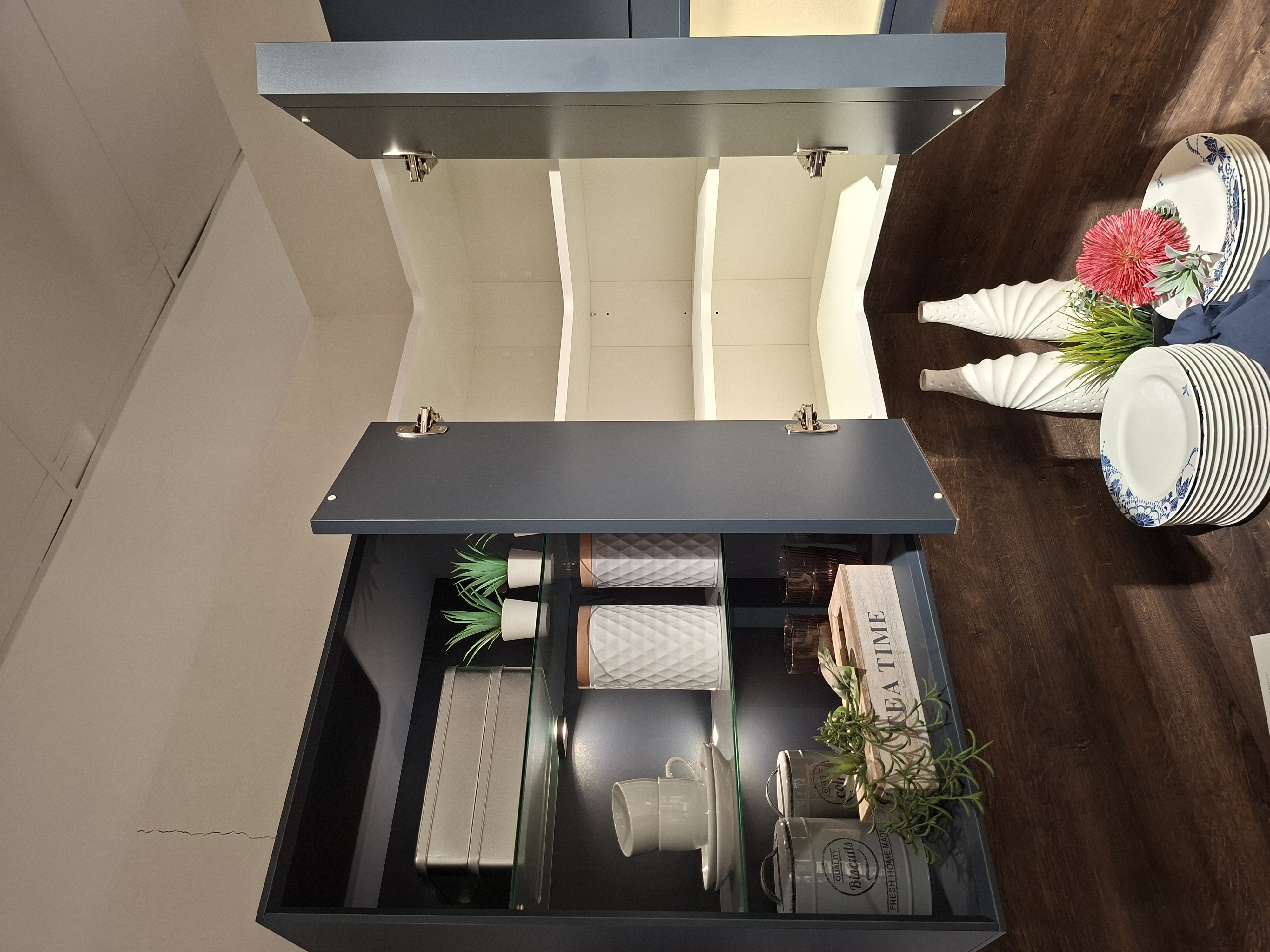 KOJE 10 - Moderne U-Küche mit Marmor-Optik-Theke