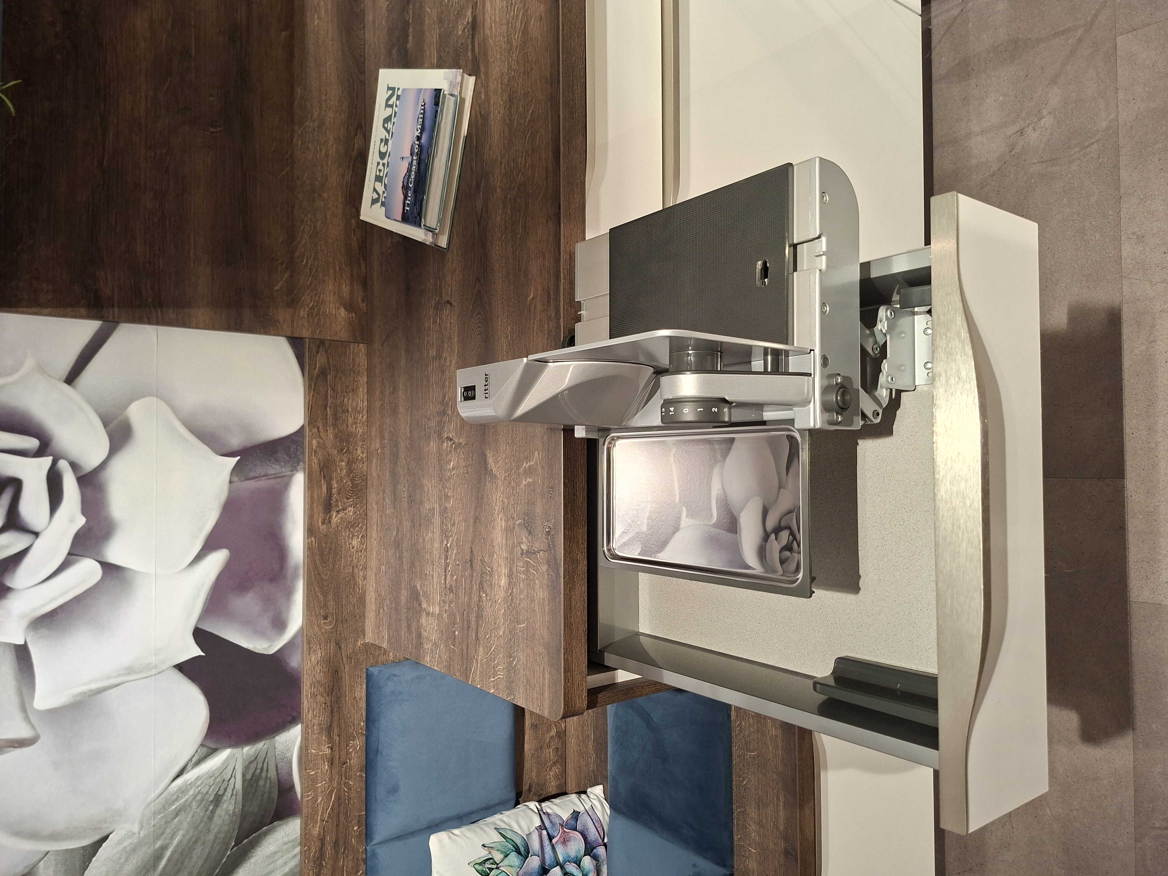 KOJE 10 - Moderne U-Küche mit Marmor-Optik-Theke