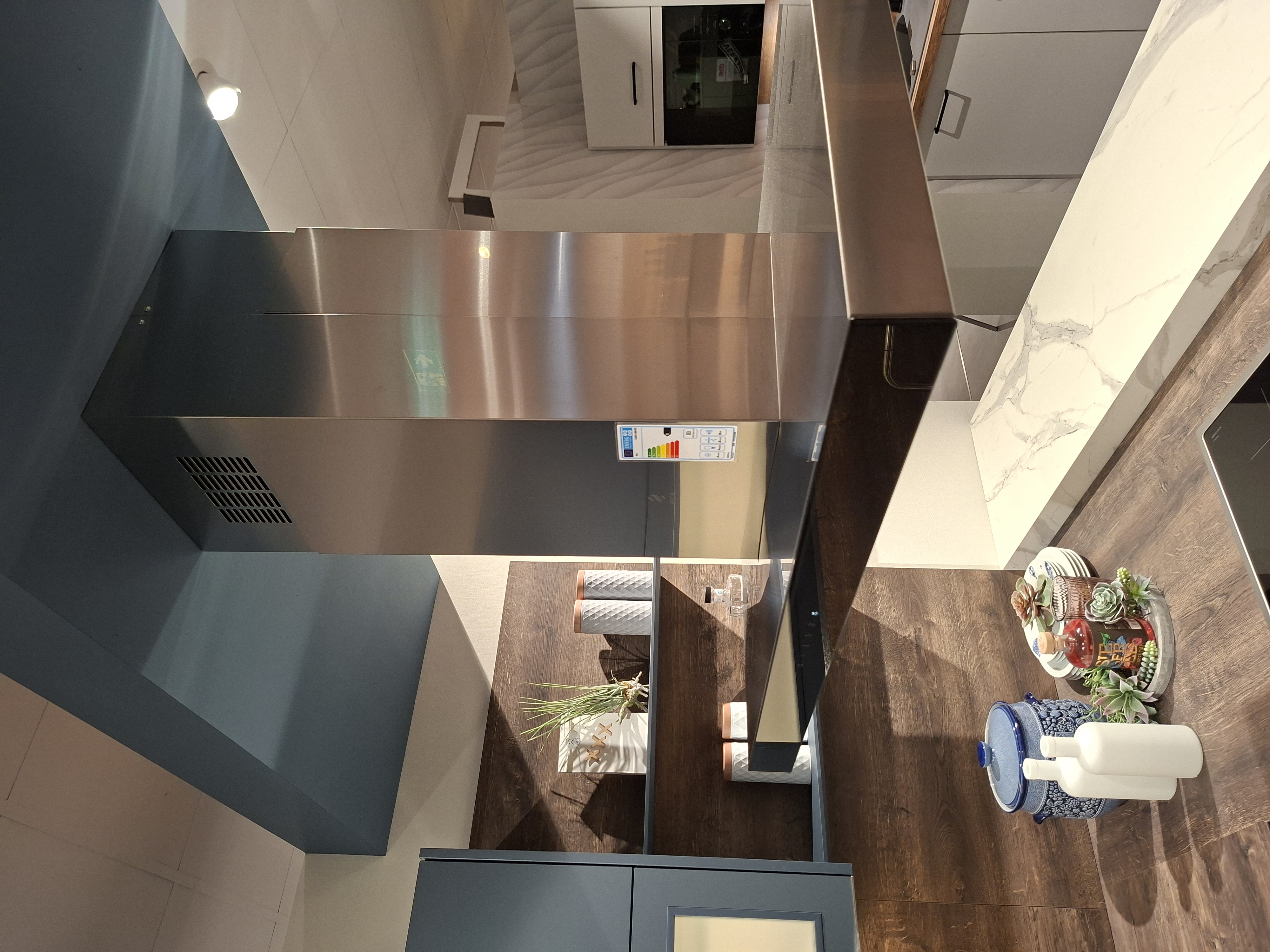 KOJE 10 - Moderne U-Küche mit Marmor-Optik-Theke