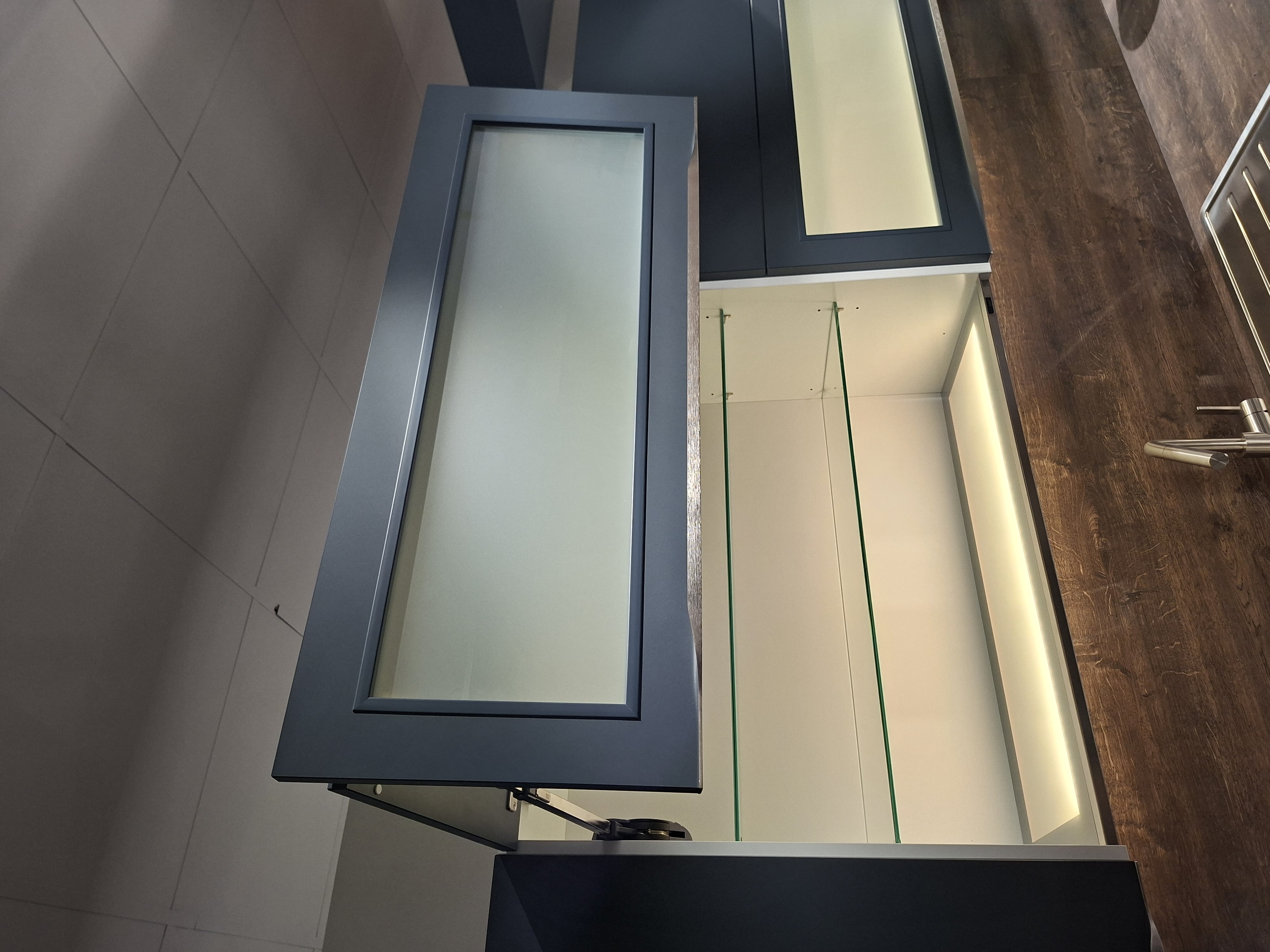 KOJE 10 - Moderne U-Küche mit Marmor-Optik-Theke