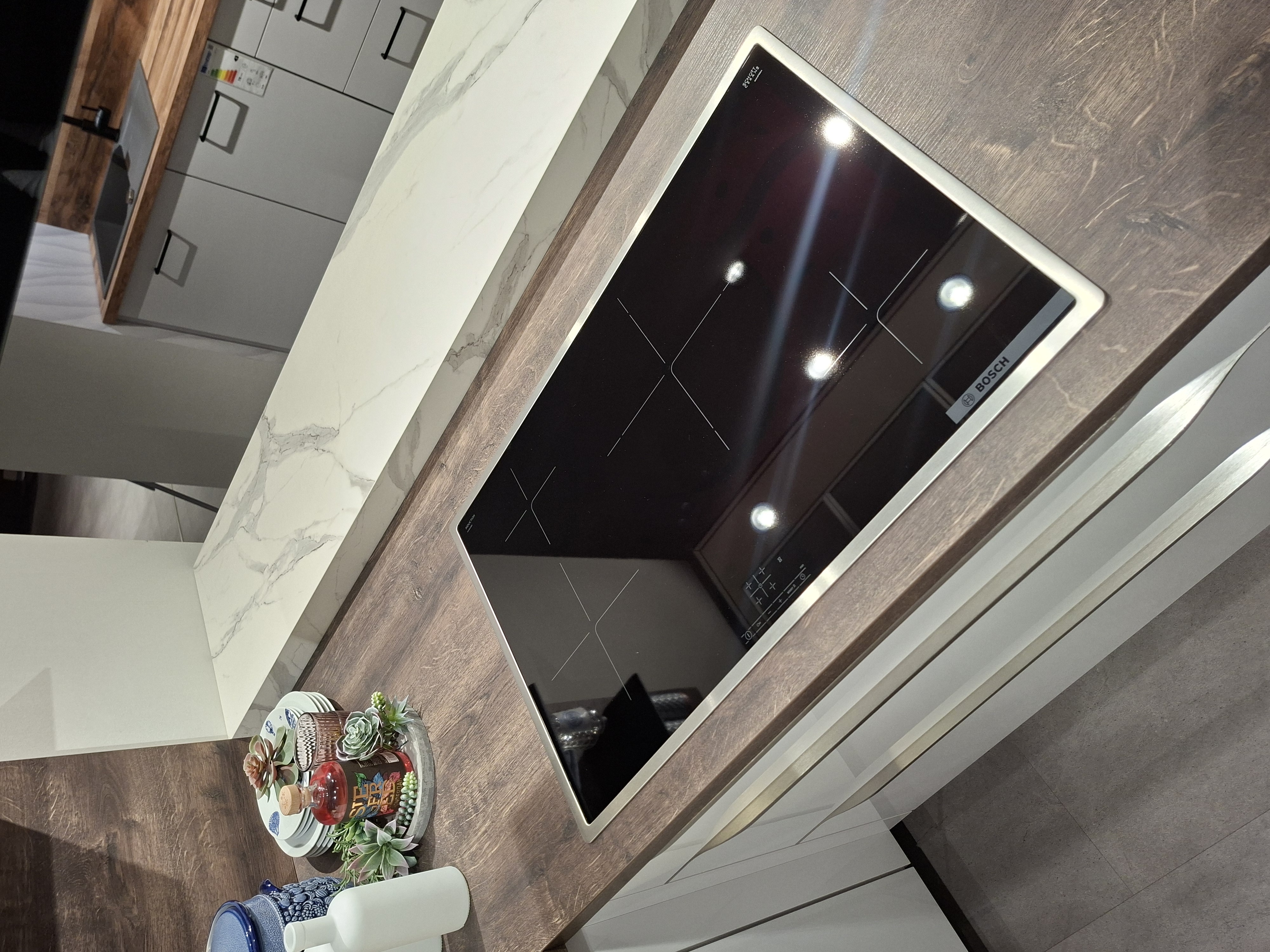 KOJE 10 - Moderne U-Küche mit Marmor-Optik-Theke