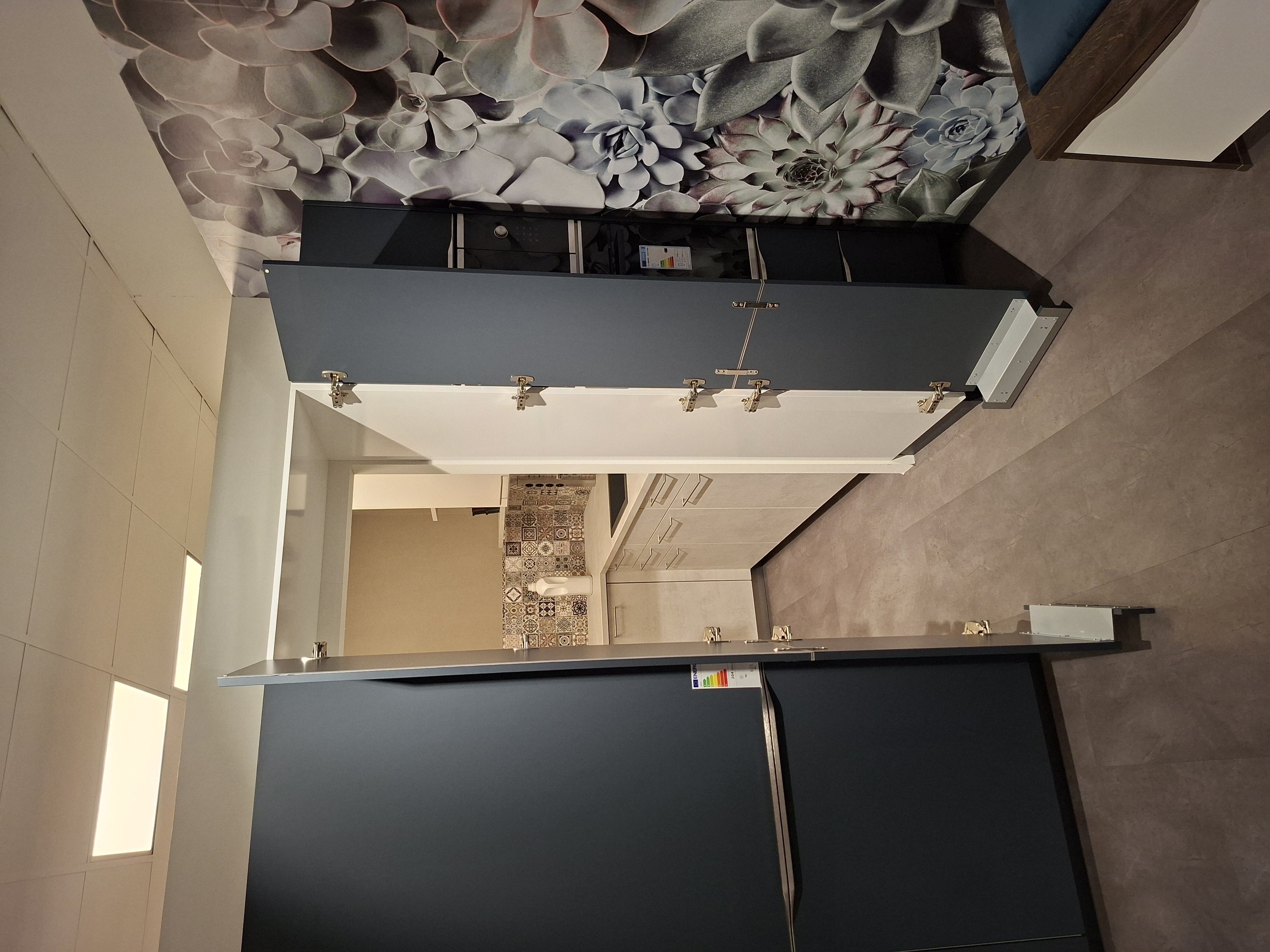 KOJE 10 - Moderne U-Küche mit Marmor-Optik-Theke