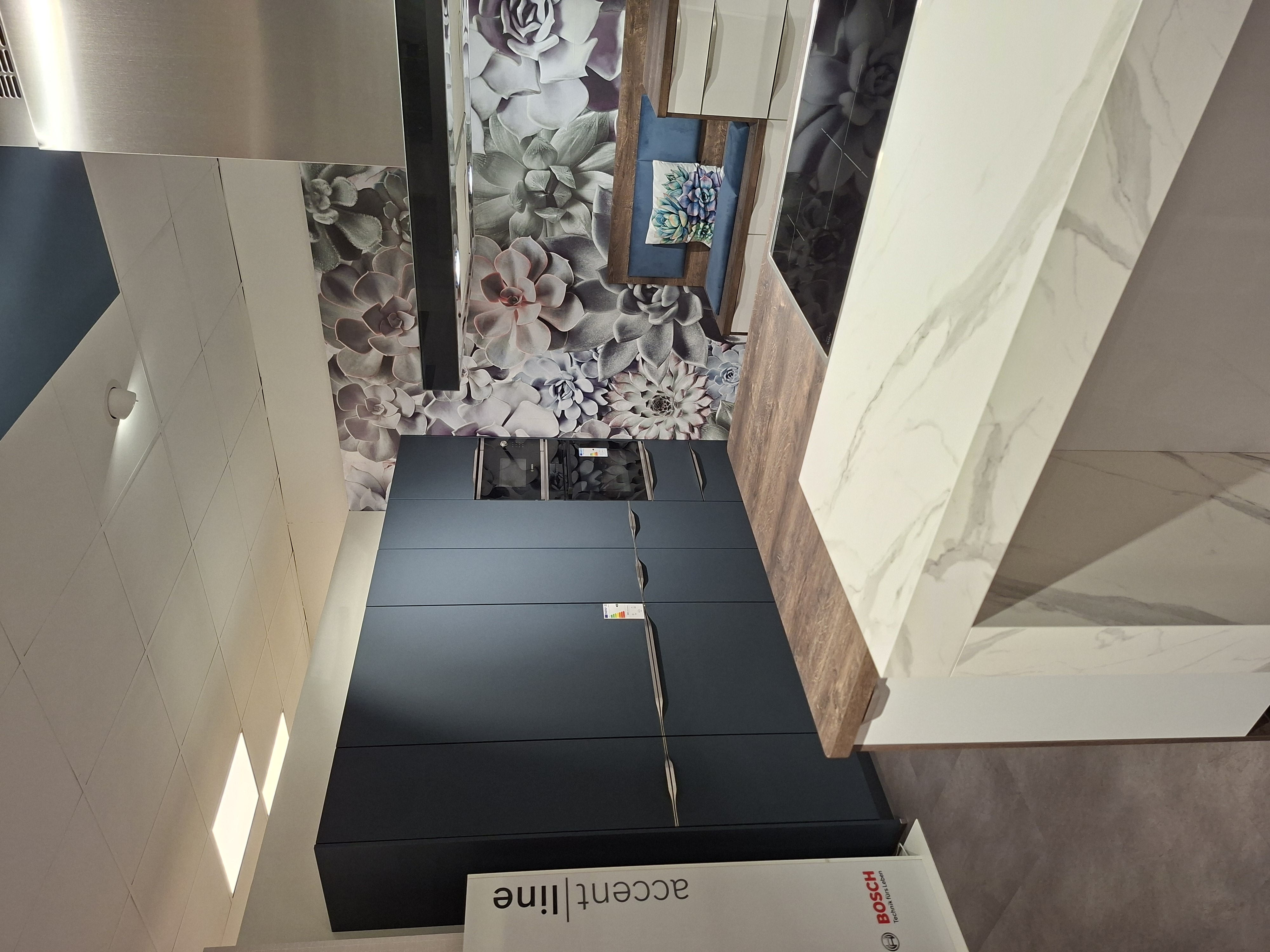 KOJE 10 - Moderne U-Küche mit Marmor-Optik-Theke