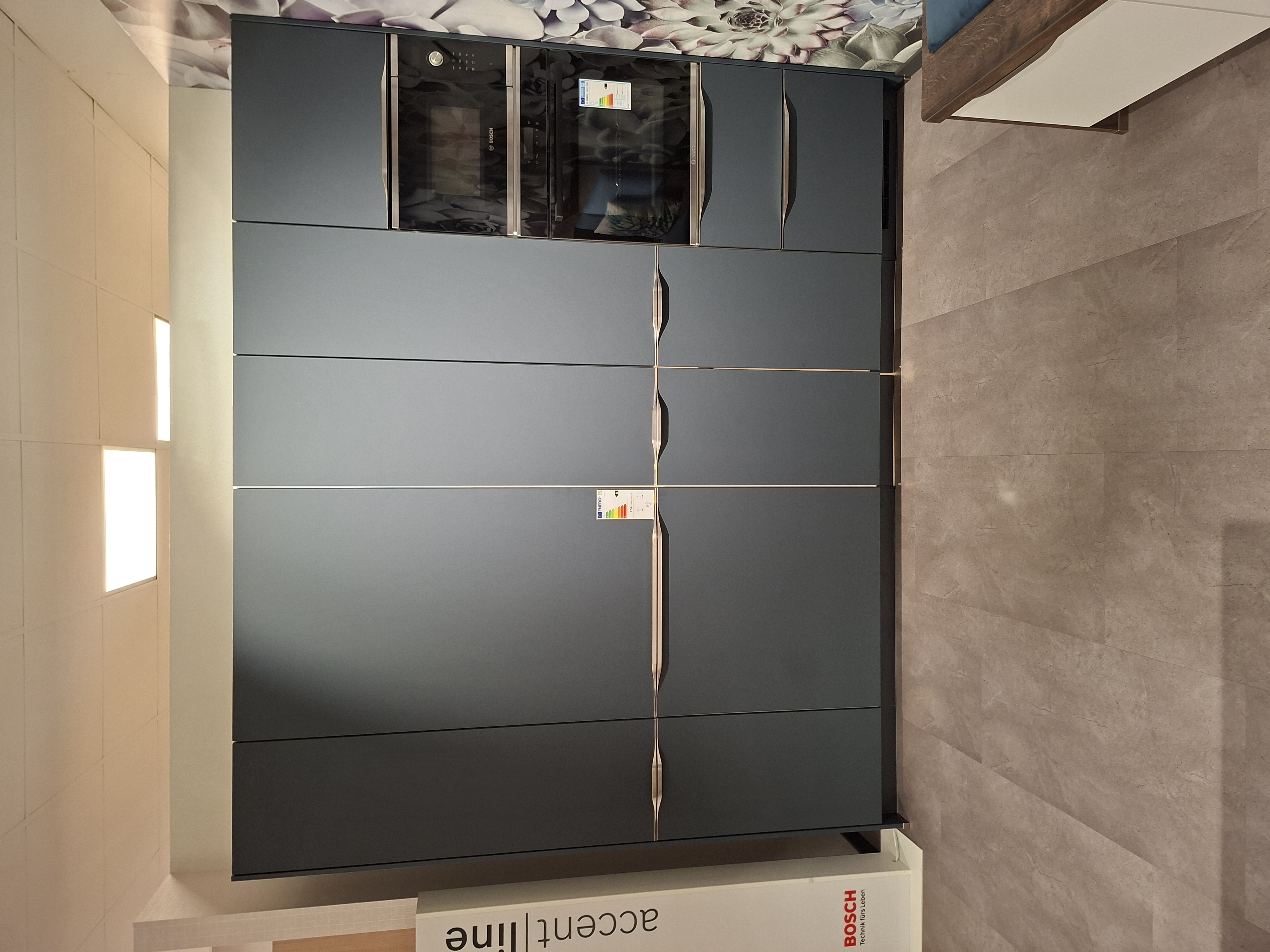 KOJE 10 - Moderne U-Küche mit Marmor-Optik-Theke