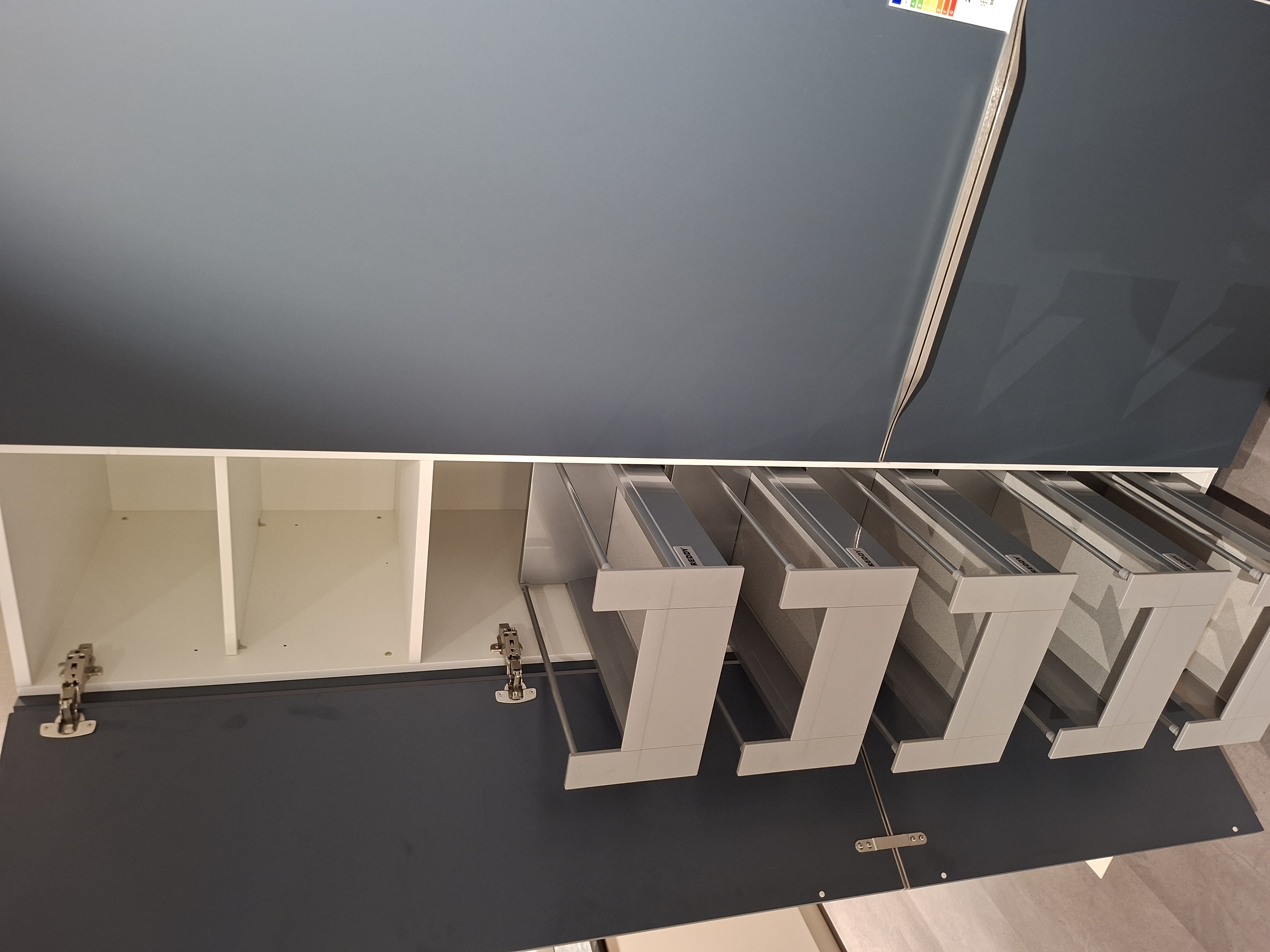 KOJE 10 - Moderne U-Küche mit Marmor-Optik-Theke