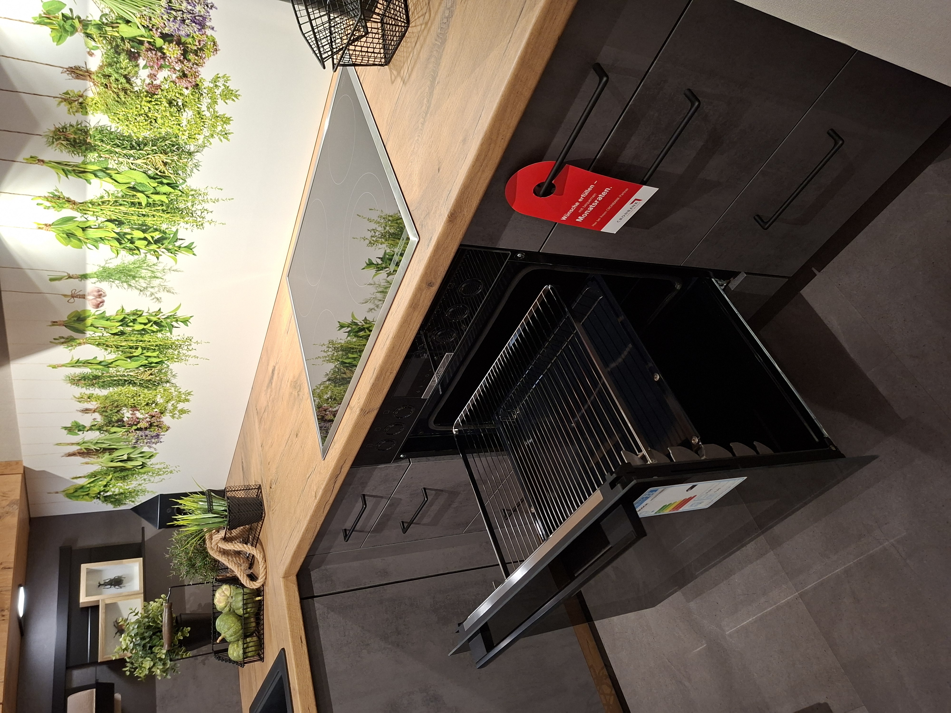 KOJE 8 - Moderne Einbauküche in Beton- & Holzoptik mit Bosch-Geräten (Herd-Backwagen)