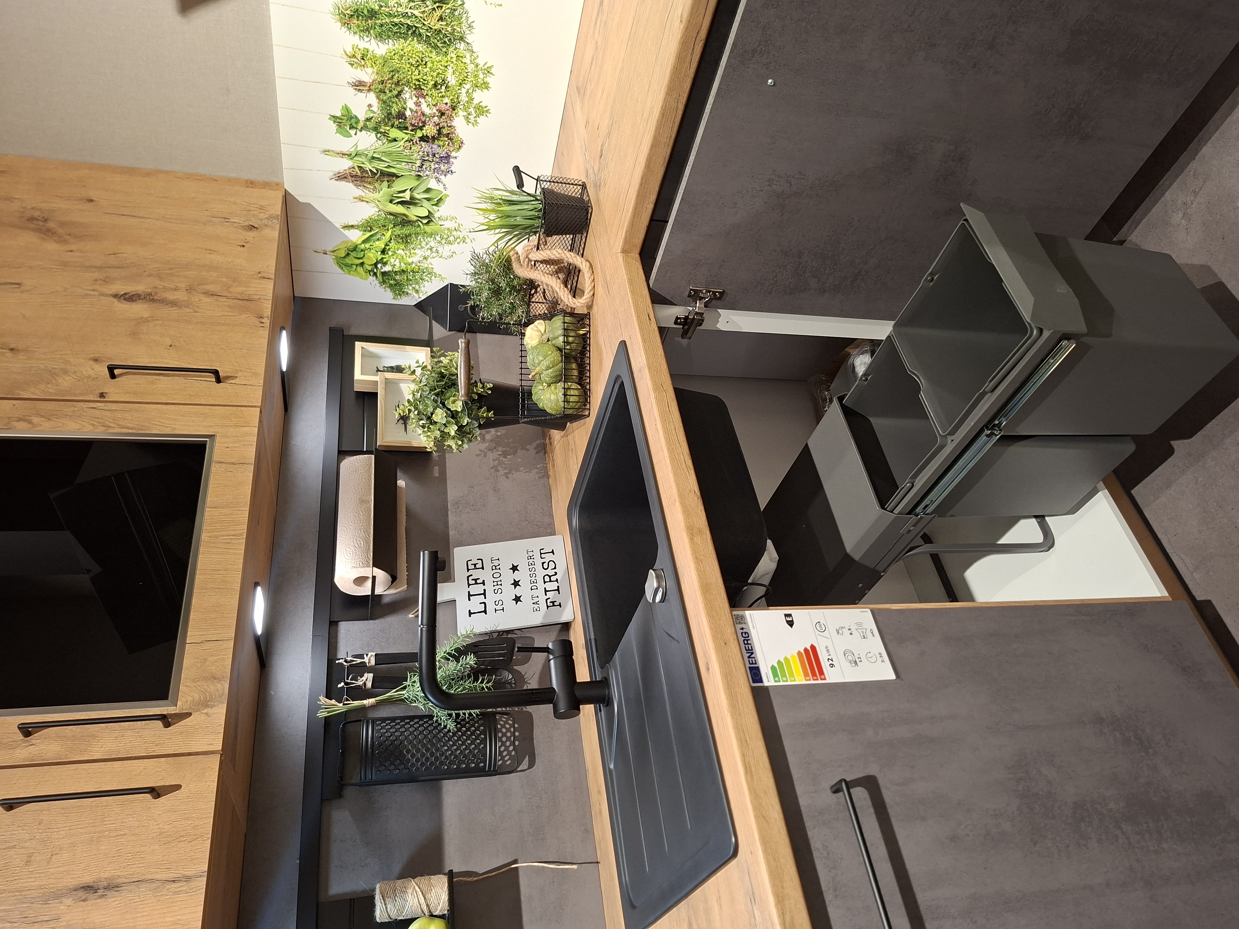 KOJE 8 - Moderne Einbauküche in Beton- & Holzoptik mit Bosch-Geräten (Herd-Backwagen)