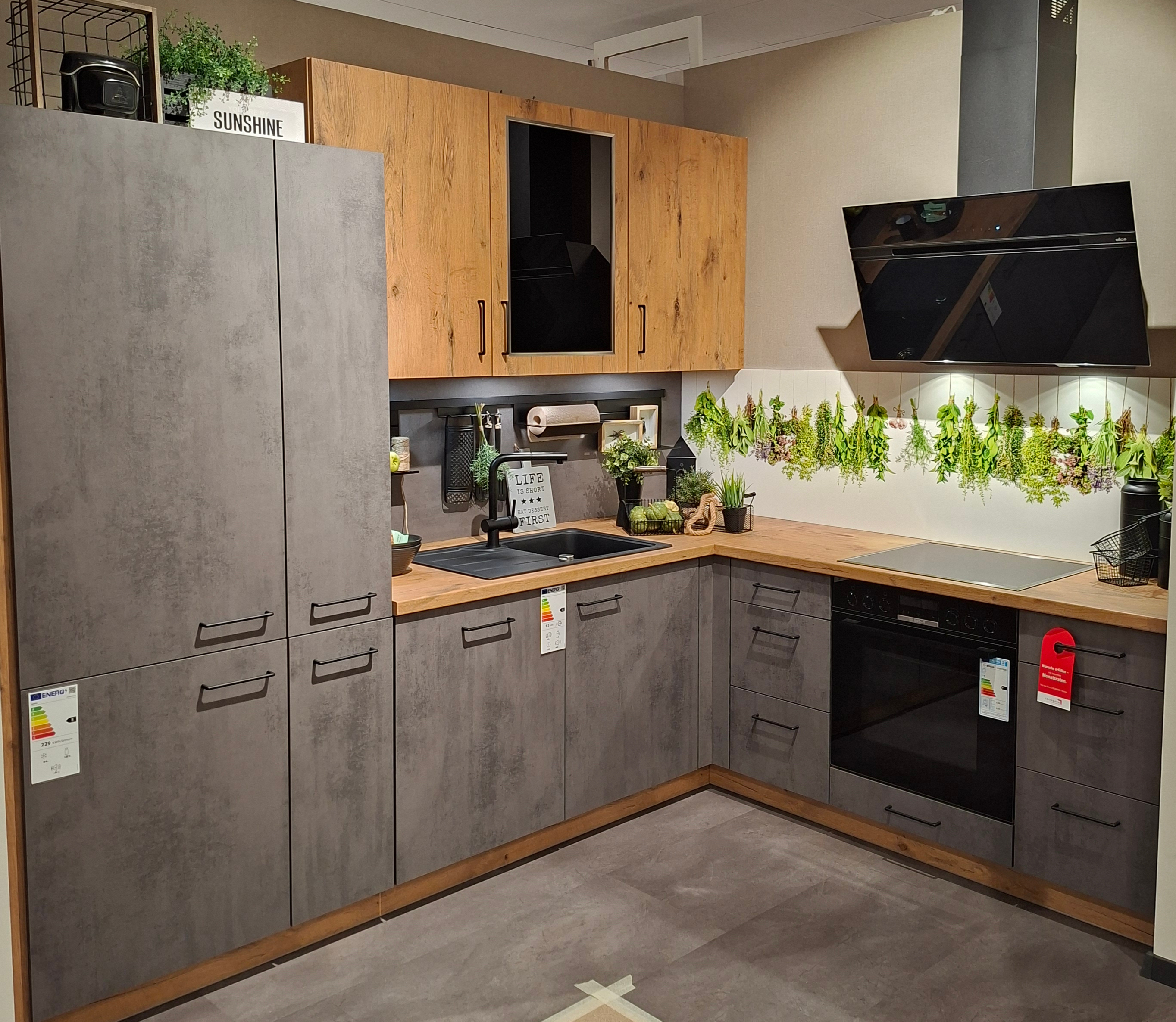 KOJE 8 - Moderne Einbauküche in Beton- & Holzoptik mit Bosch-Geräten (Herd-Backwagen)