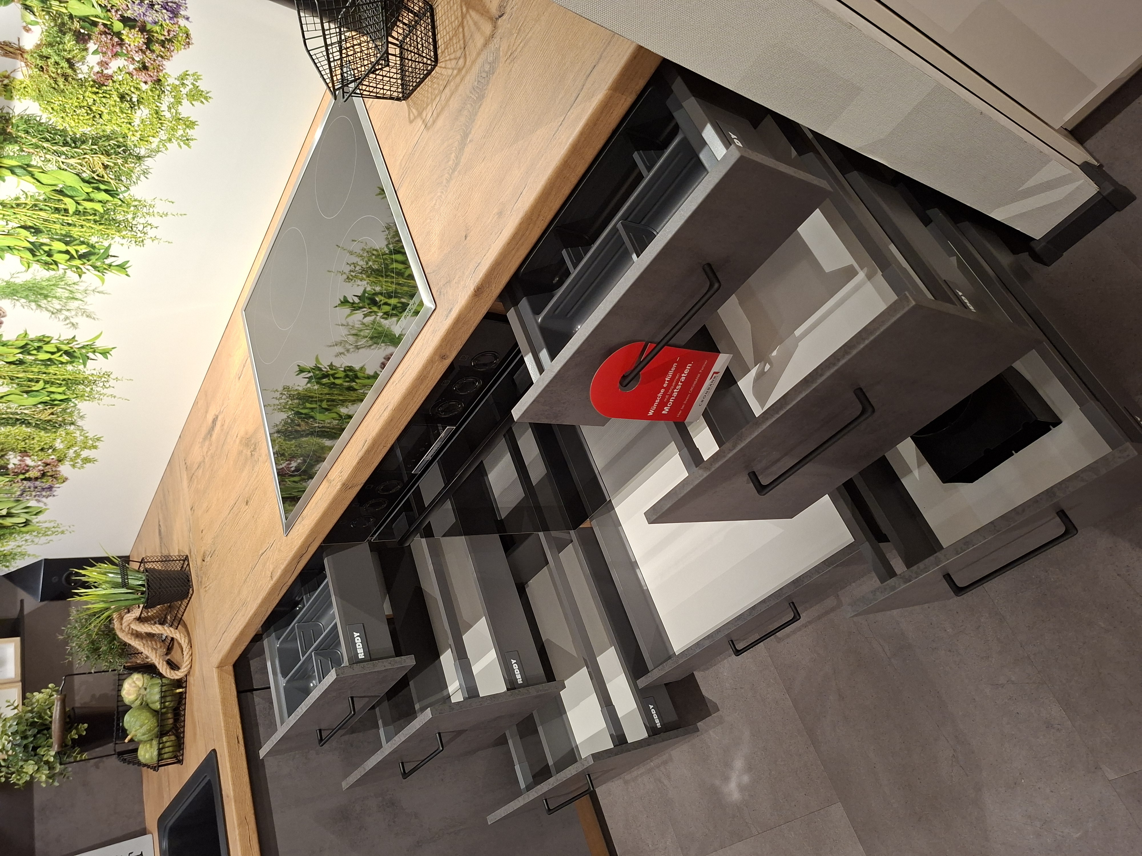 KOJE 8 - Moderne Einbauküche in Beton- & Holzoptik mit Bosch-Geräten (Herd-Backwagen)