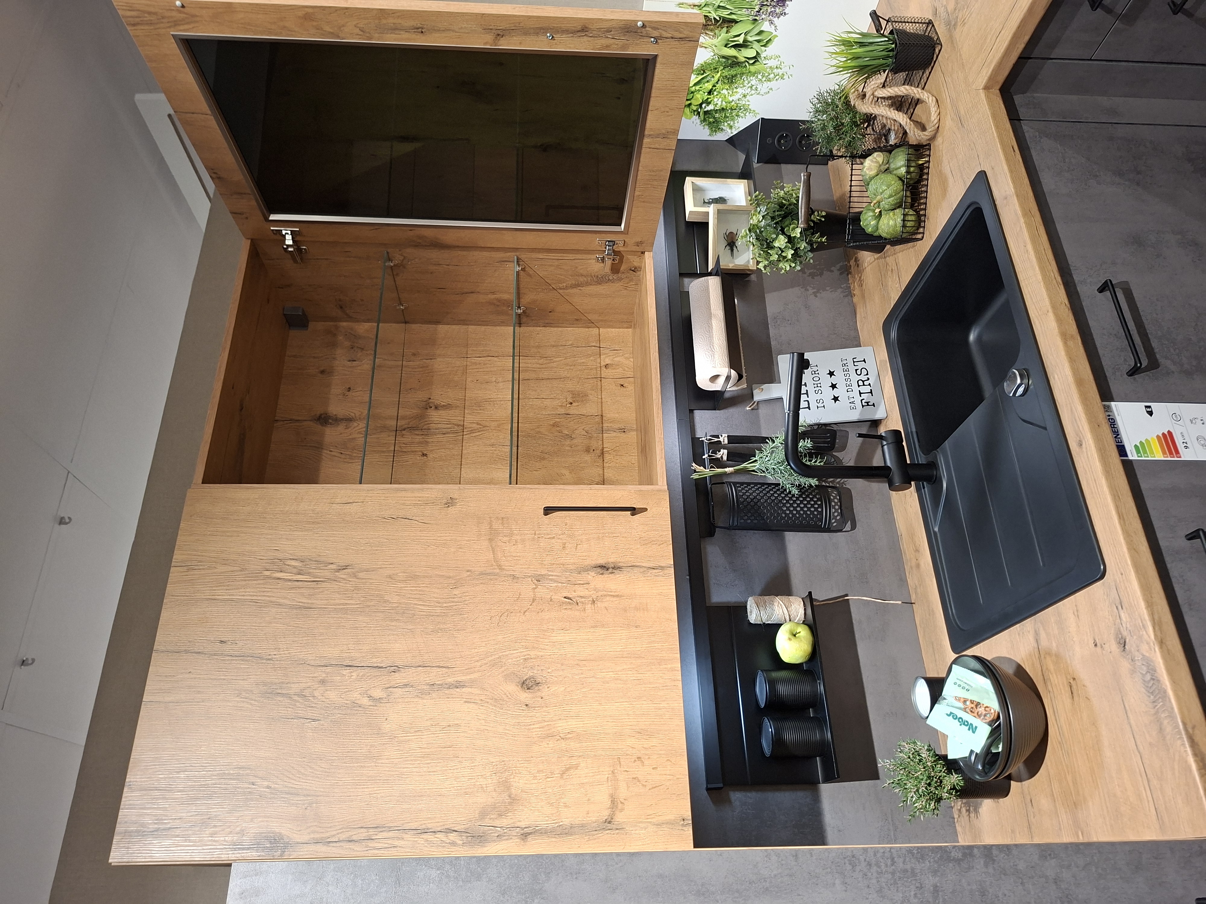 KOJE 8 - Moderne Einbauküche in Beton- & Holzoptik mit Bosch-Geräten (Herd-Backwagen)