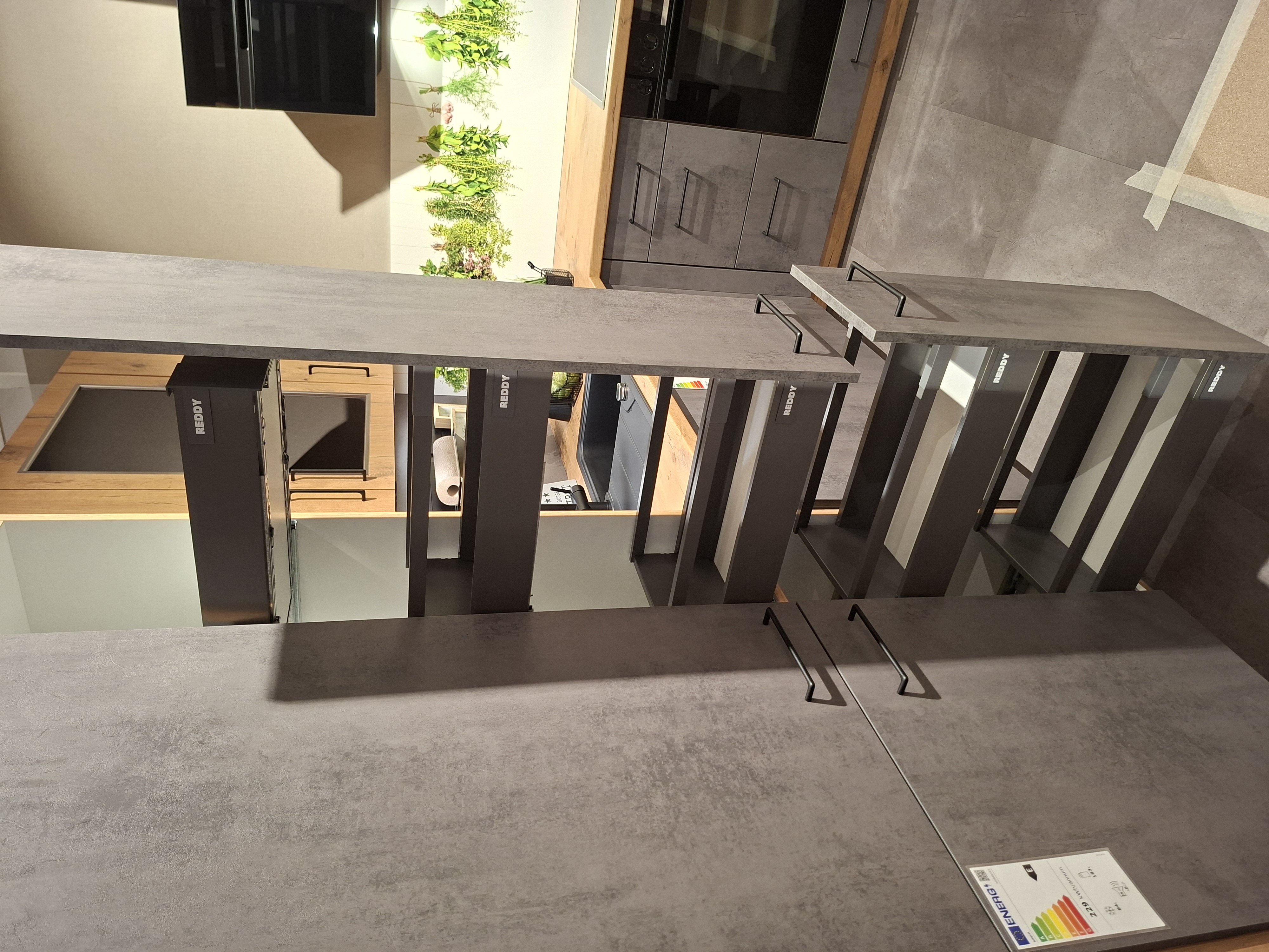 KOJE 8 - Moderne Einbauküche in Beton- & Holzoptik mit Bosch-Geräten (Herd-Backwagen)