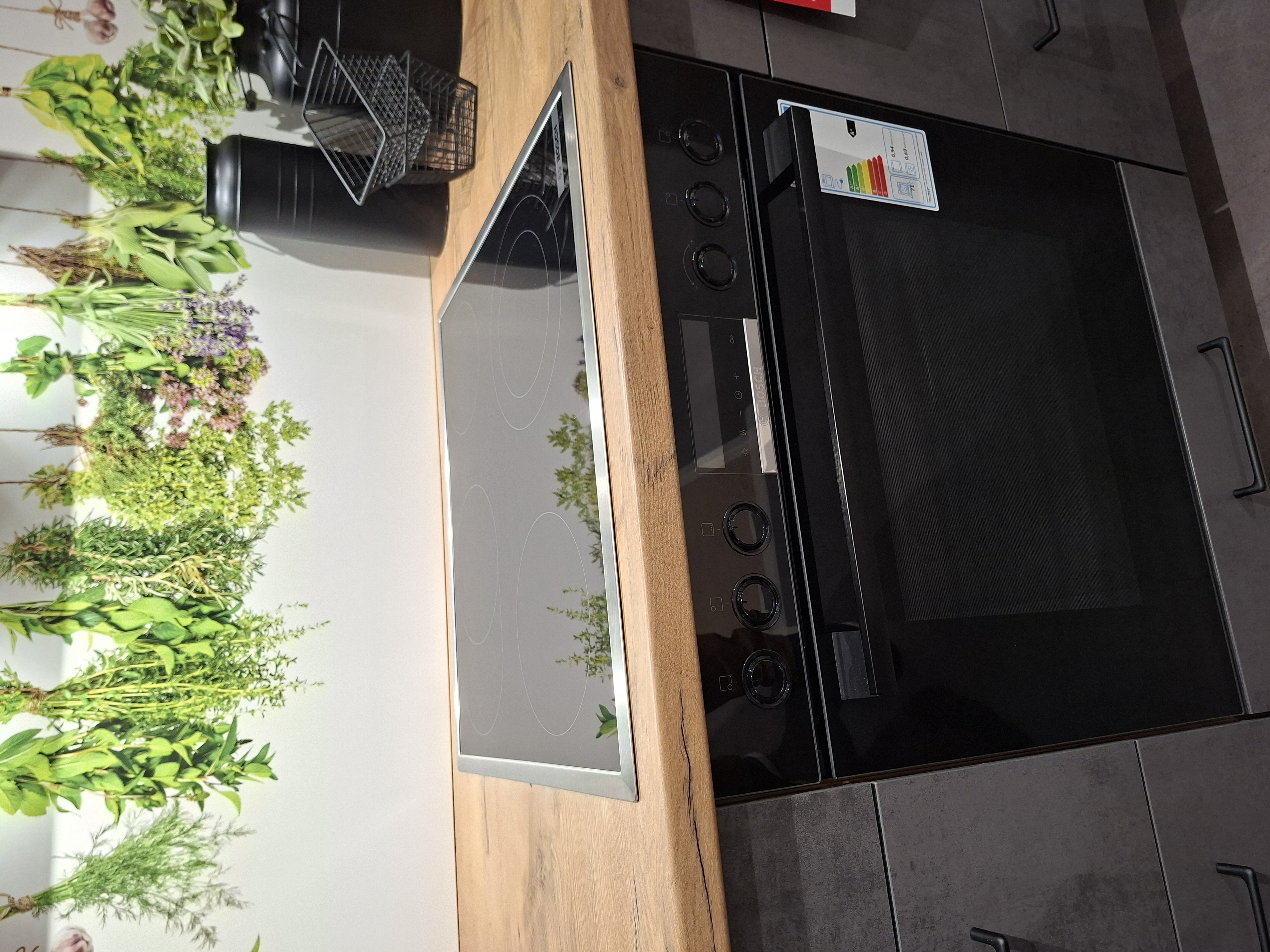 KOJE 8 - Moderne Einbauküche in Beton- & Holzoptik mit Bosch-Geräten (Herd-Backwagen)