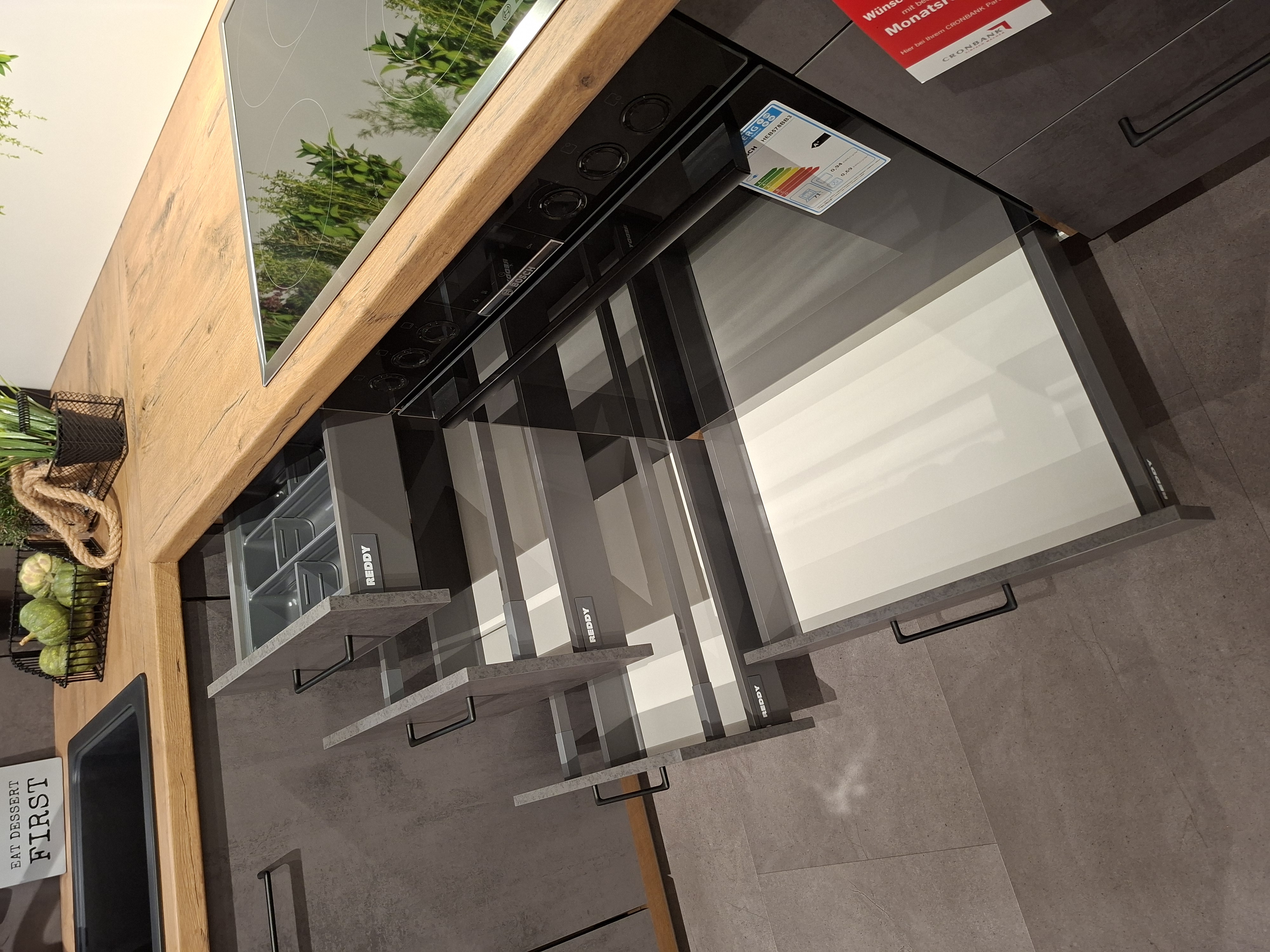 KOJE 8 - Moderne Einbauküche in Beton- & Holzoptik mit Bosch-Geräten (Herd-Backwagen)
