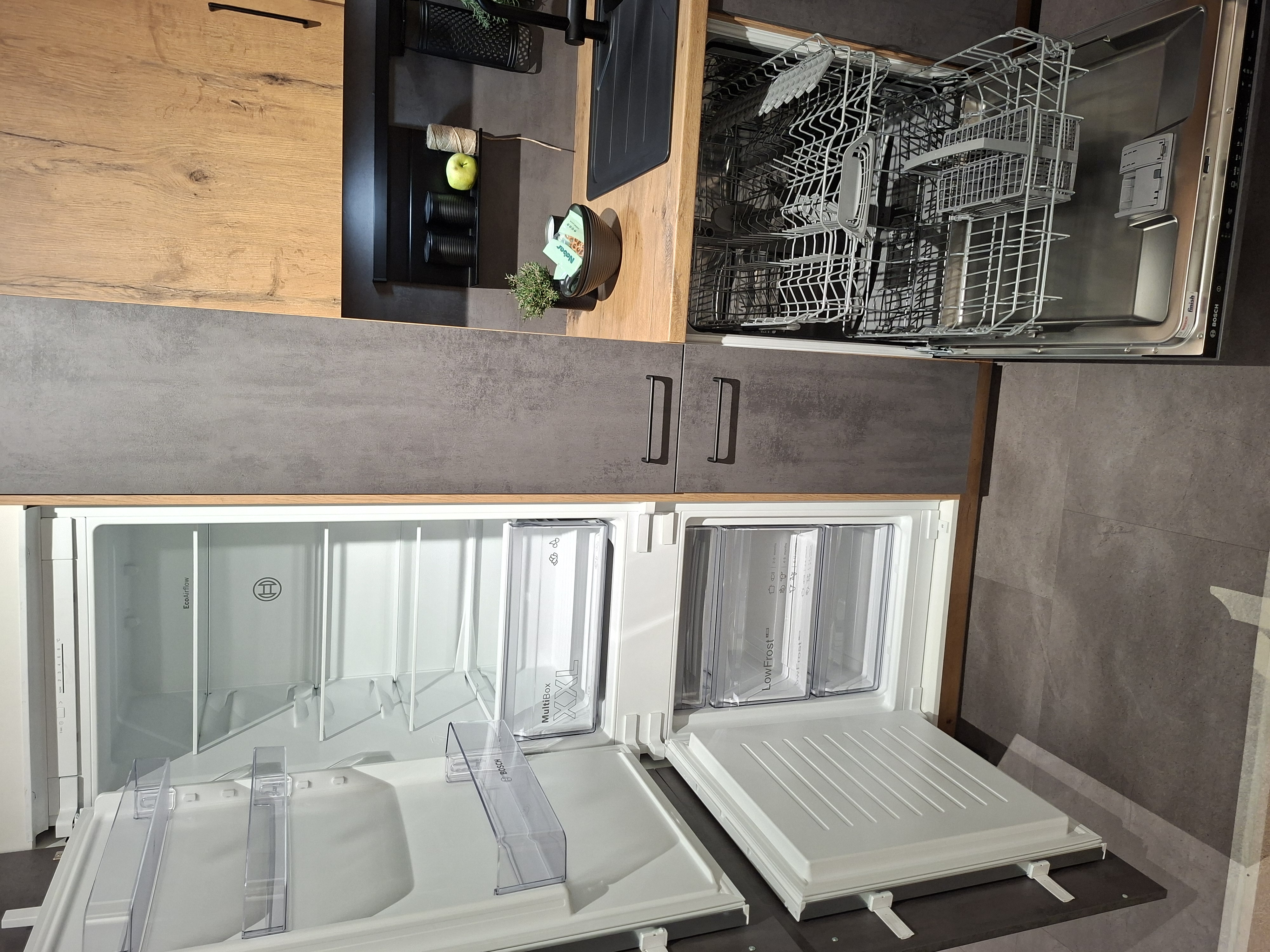 KOJE 8 - Moderne Einbauküche in Beton- & Holzoptik mit Bosch-Geräten (Herd-Backwagen)