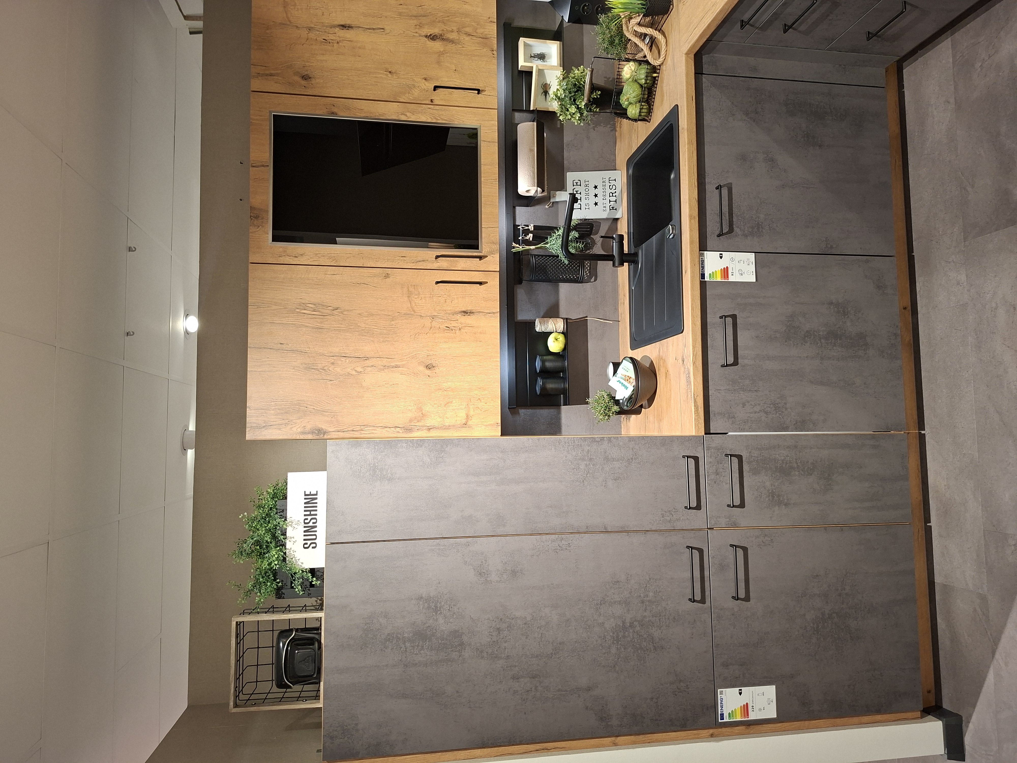 KOJE 8 - Moderne Einbauküche in Beton- & Holzoptik mit Bosch-Geräten (Herd-Backwagen)