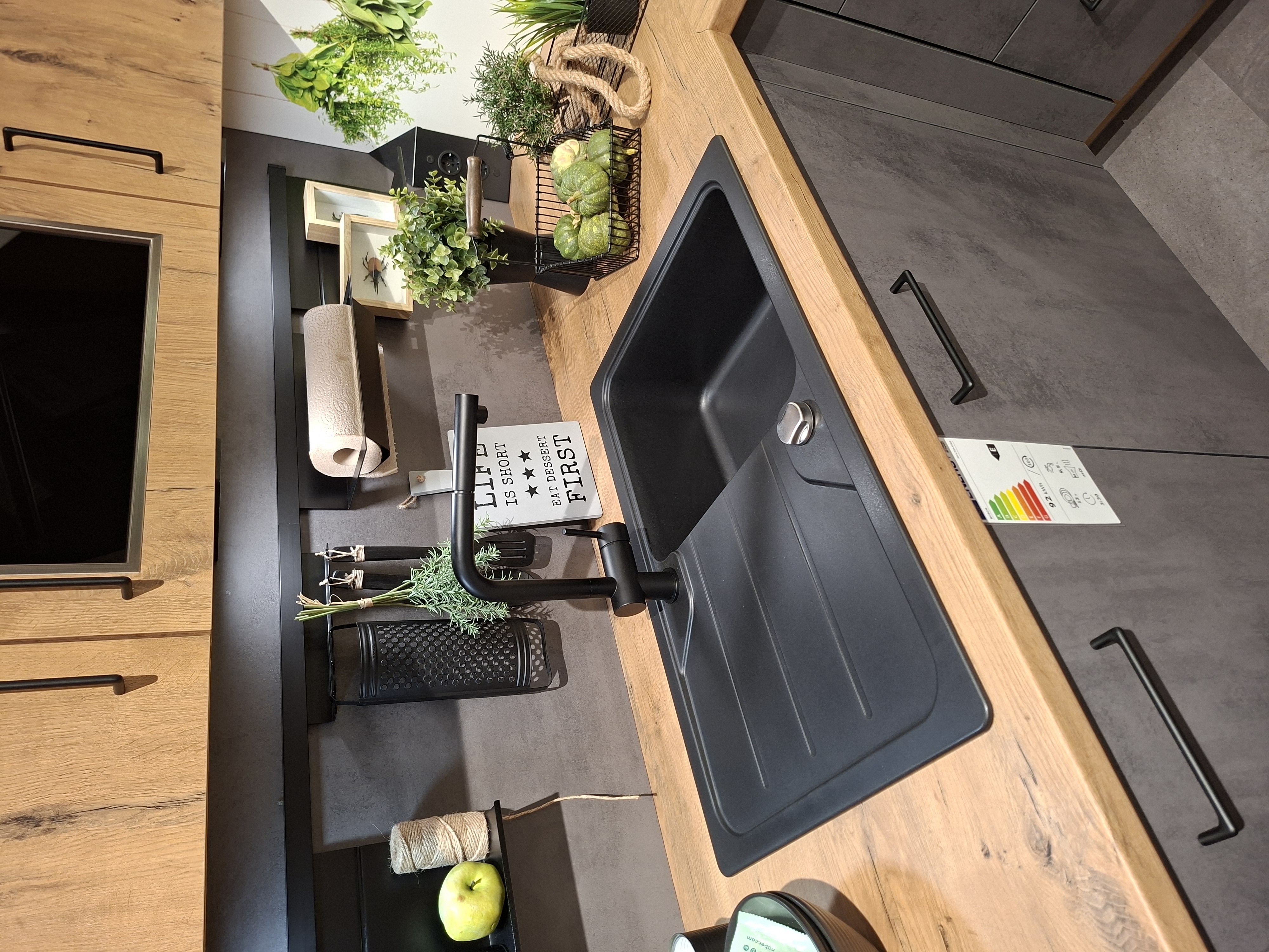 KOJE 8 - Moderne Einbauküche in Beton- & Holzoptik mit Bosch-Geräten (Herd-Backwagen)